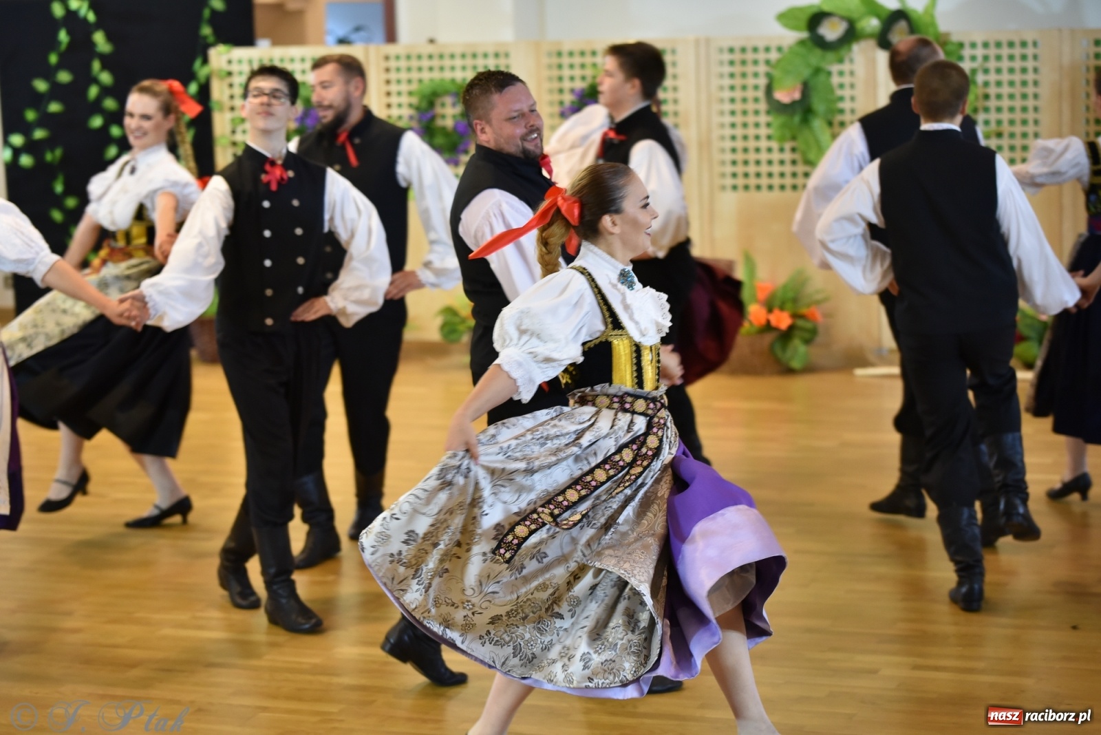 Zdjęcie w galerii na portalu naszraciborz.pl: Raciborskie Źródło zatańczyło dla małego Henia wiadomości z regionu