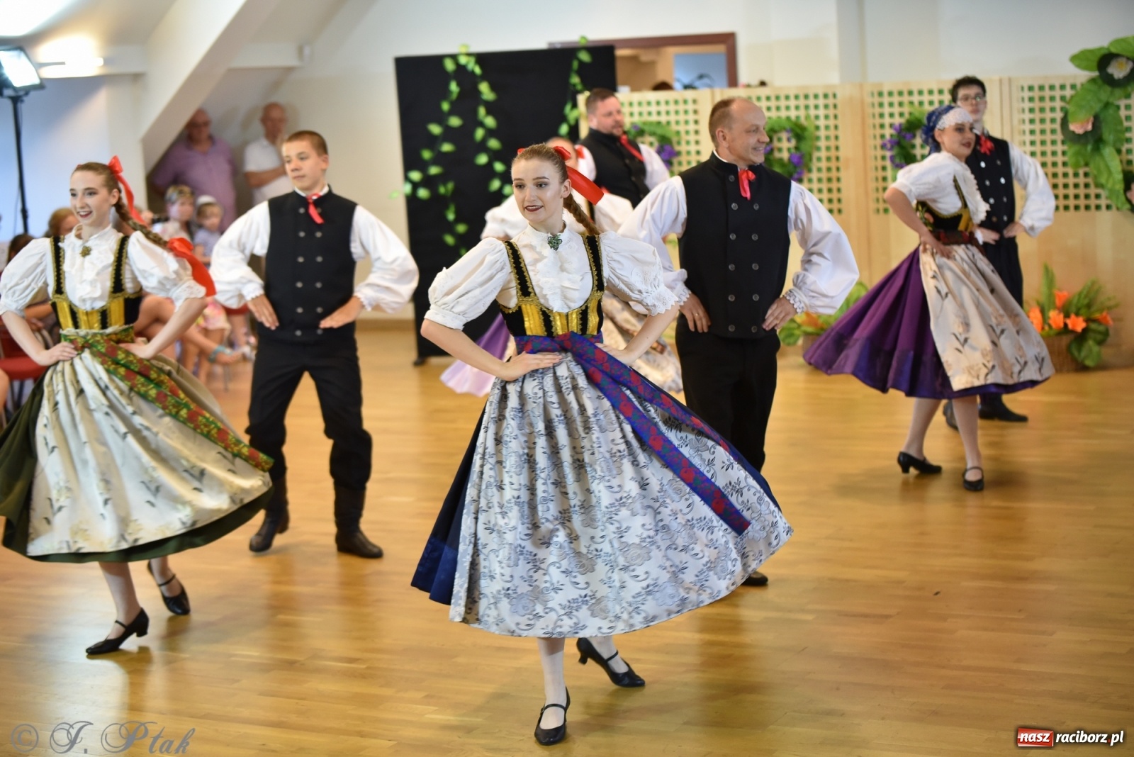 Zdjęcie w galerii na portalu naszraciborz.pl: Raciborskie Źródło zatańczyło dla małego Henia wiadomości z regionu