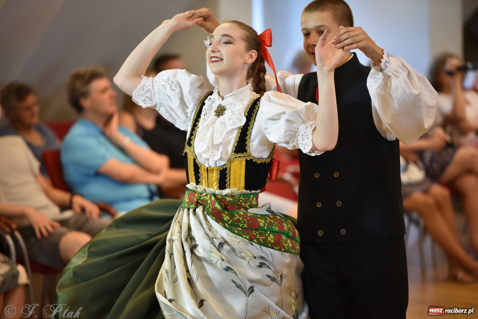 Zdjęcie w galerii na portalu naszraciborz.pl: Raciborskie Źródło zatańczyło dla małego Henia wiadomości z regionu