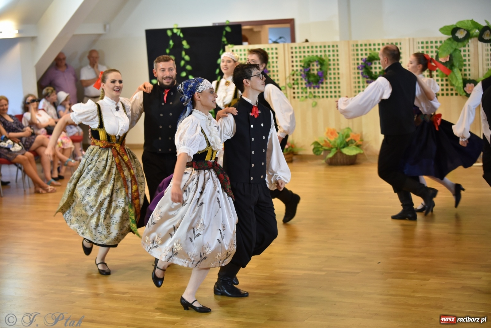 Zdjęcie w galerii na portalu naszraciborz.pl: Raciborskie Źródło zatańczyło dla małego Henia wiadomości z regionu