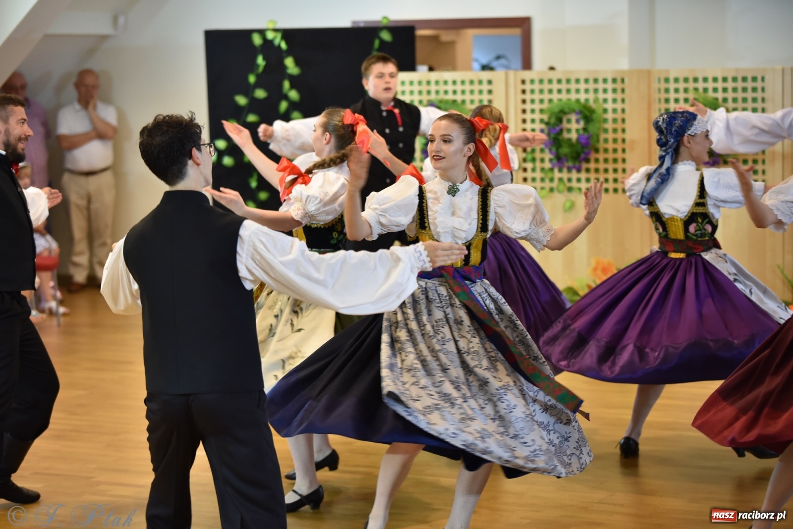 Zdjęcie w galerii na portalu naszraciborz.pl: Raciborskie Źródło zatańczyło dla małego Henia wiadomości z regionu