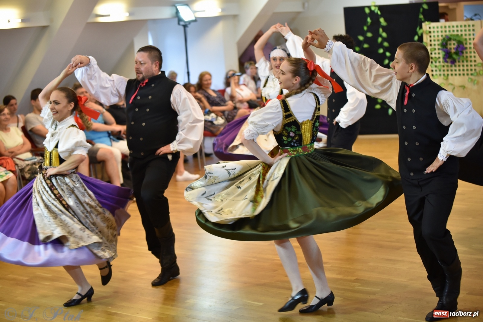Zdjęcie w galerii na portalu naszraciborz.pl: Raciborskie Źródło zatańczyło dla małego Henia wiadomości z regionu