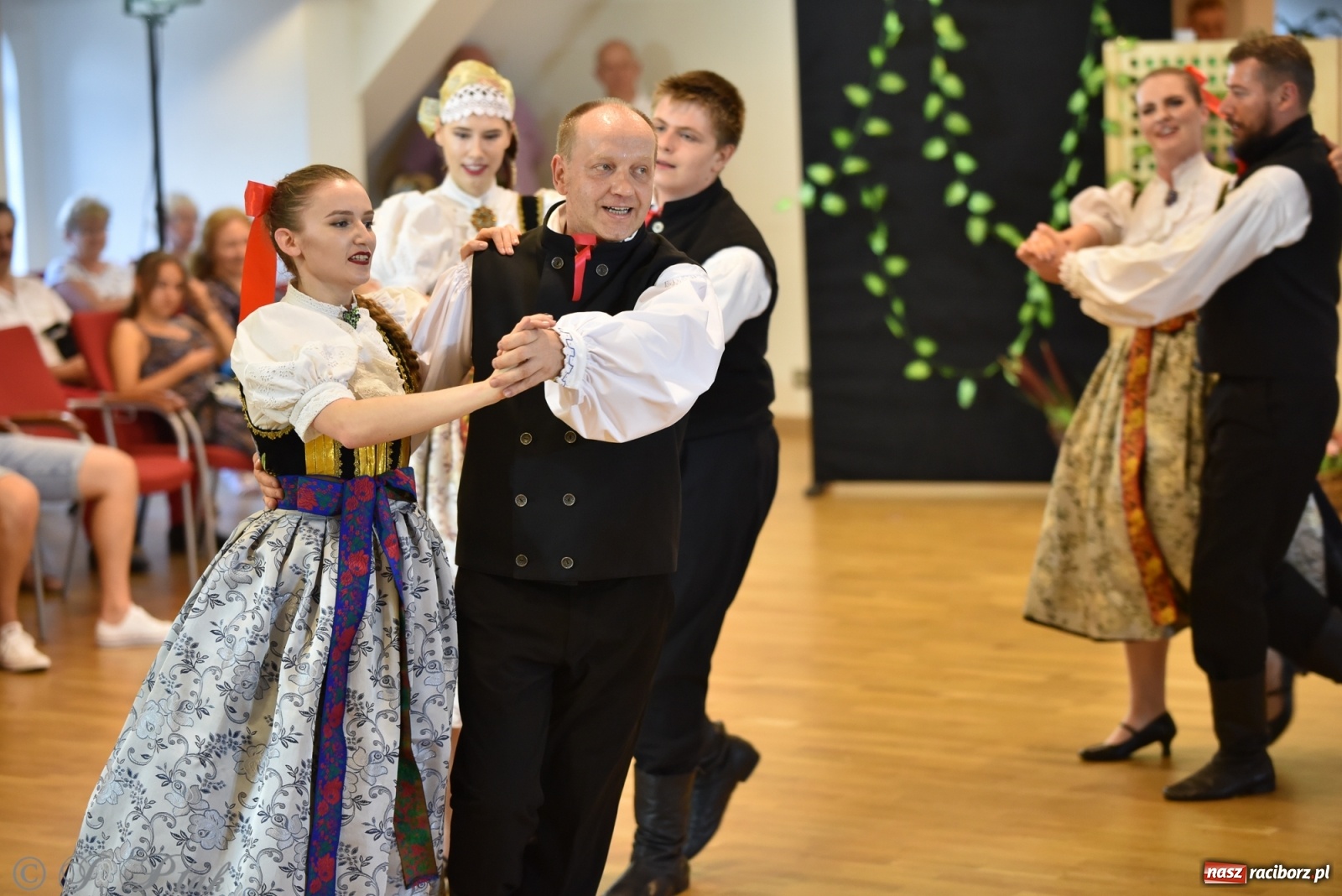 Zdjęcie w galerii na portalu naszraciborz.pl: Raciborskie Źródło zatańczyło dla małego Henia wiadomości z regionu