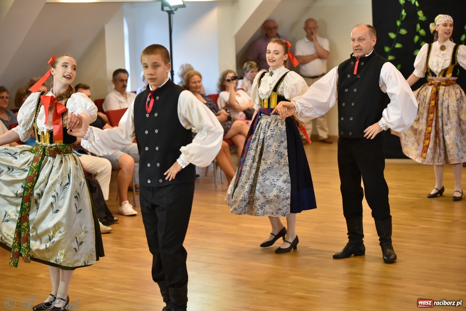 Zdjęcie w galerii na portalu naszraciborz.pl: Raciborskie Źródło zatańczyło dla małego Henia wiadomości z regionu