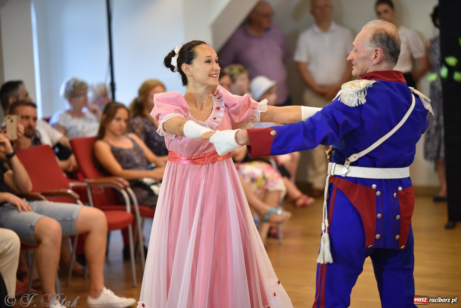 Zdjęcie w galerii na portalu naszraciborz.pl: Raciborskie Źródło zatańczyło dla małego Henia wiadomości z regionu