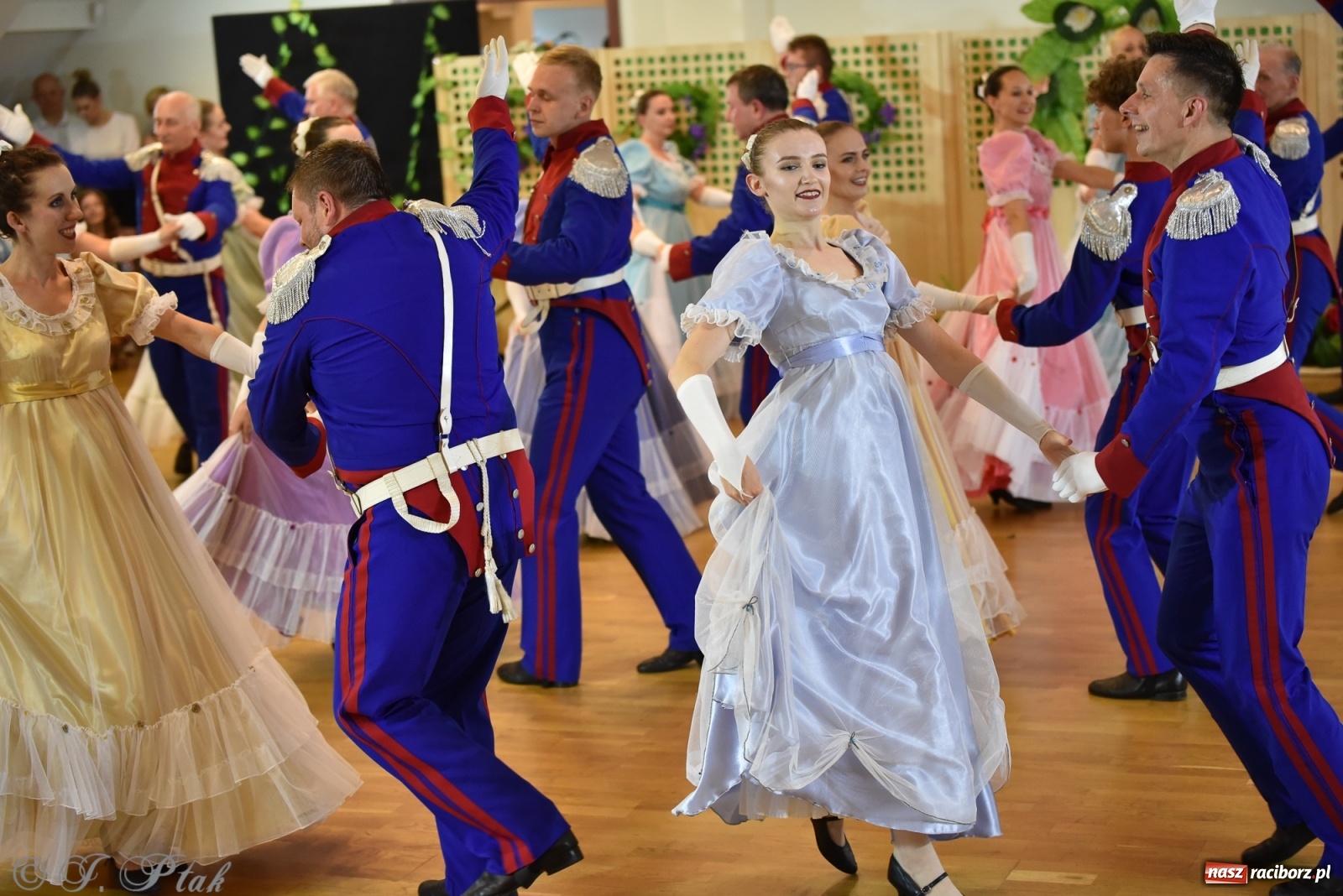 Zdjęcie w galerii na portalu naszraciborz.pl: Raciborskie Źródło zatańczyło dla małego Henia wiadomości z regionu