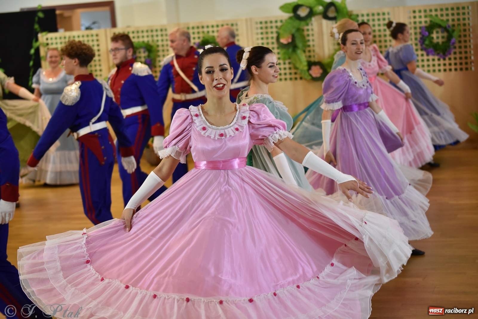 Zdjęcie w galerii na portalu naszraciborz.pl: Raciborskie Źródło zatańczyło dla małego Henia wiadomości z regionu