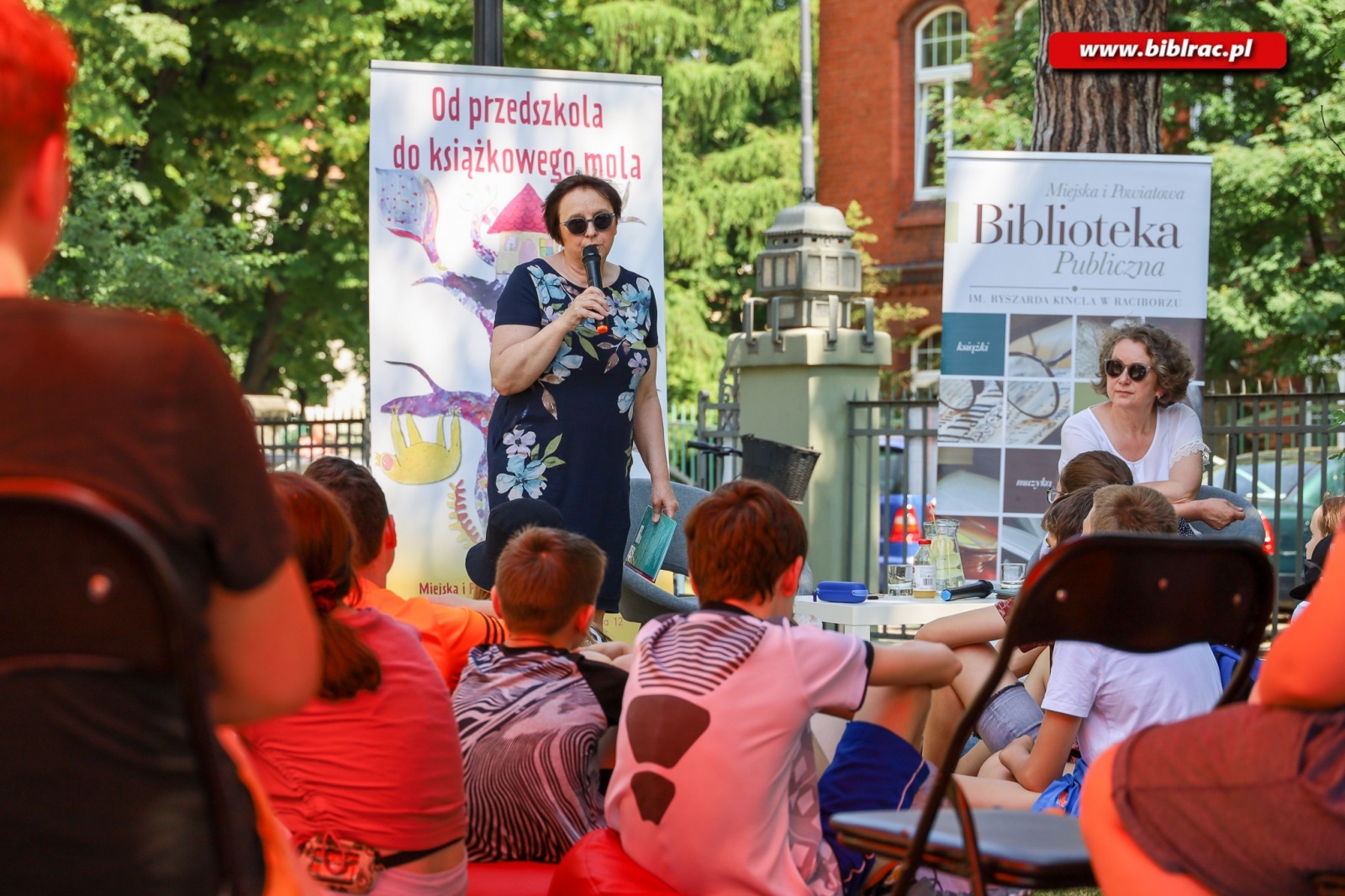 Zdjęcie w galerii na portalu naszraciborz.pl: Książki to potężna broń - Renata Piątkowska w raciborskiej bibliotece wiadomości z regionu