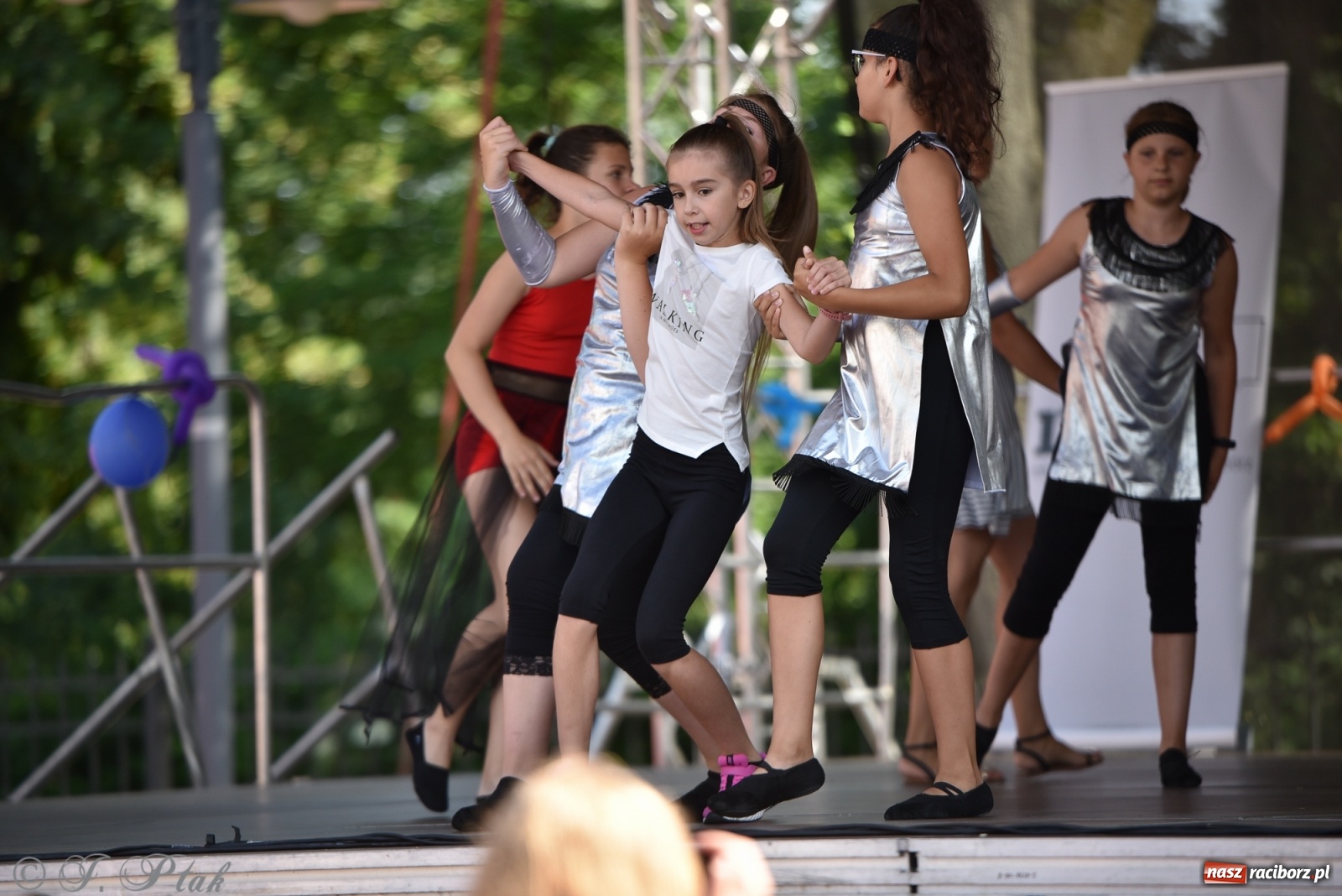 Zdjęcie w galerii na portalu naszraciborz.pl: MDK kończy rok szkolny tanecznym show [FOTO] wiadomości z regionu