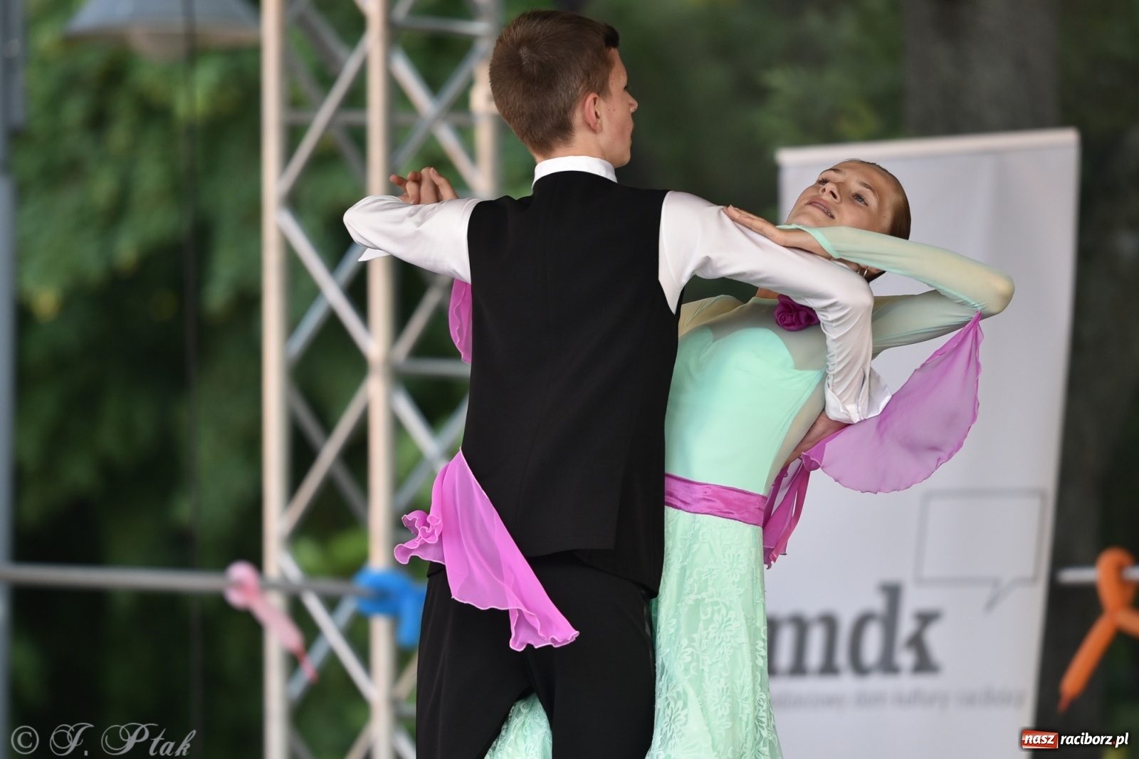 Zdjęcie w galerii na portalu naszraciborz.pl: MDK kończy rok szkolny tanecznym show [FOTO] wiadomości z regionu