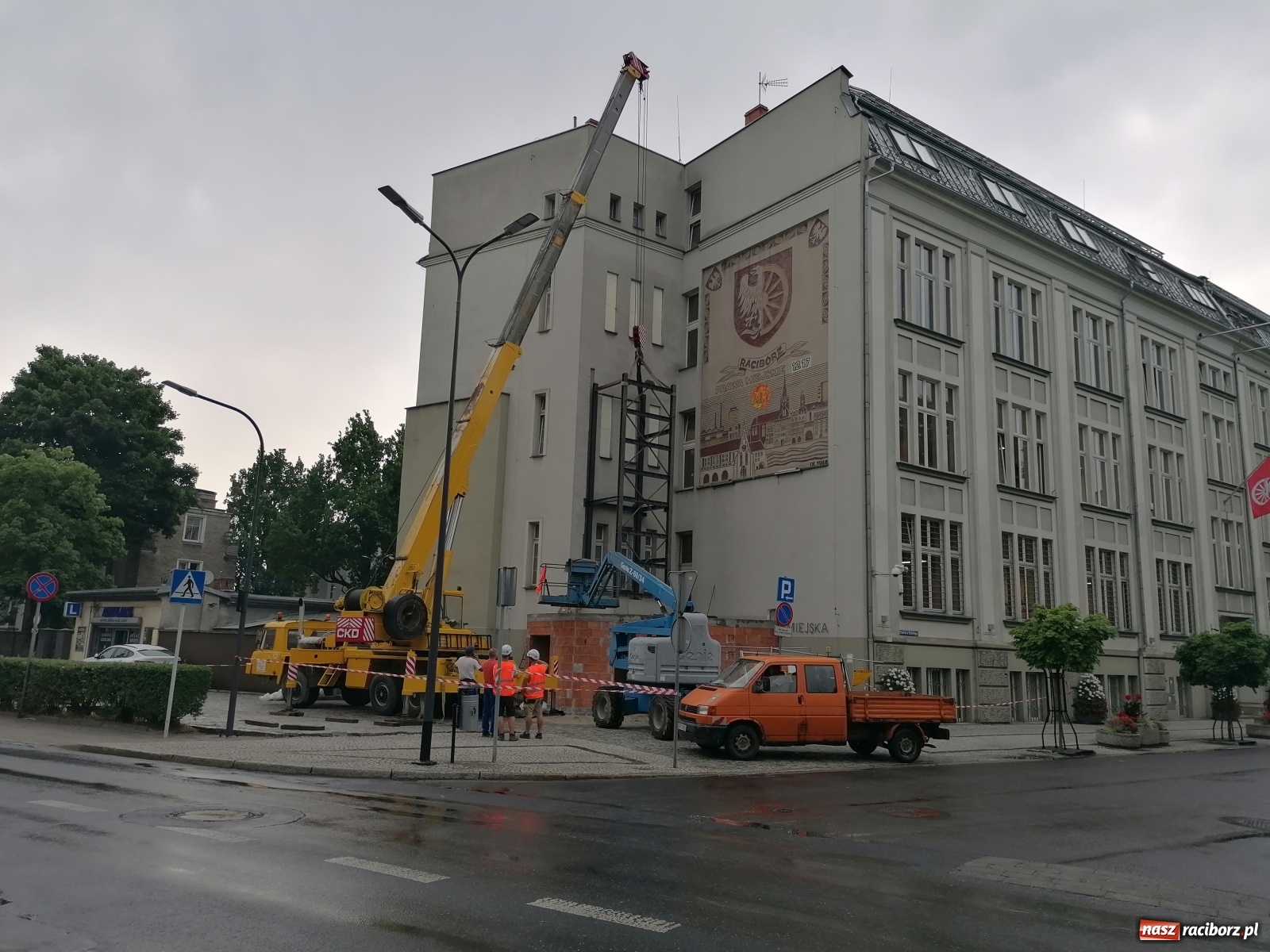 Zdjęcie w galerii na portalu naszraciborz.pl: Magistracka winda bliżej nieba. Dziś montowano ostatni element konstrukcji [FOTO i WIDEO] wiadomości z regionu