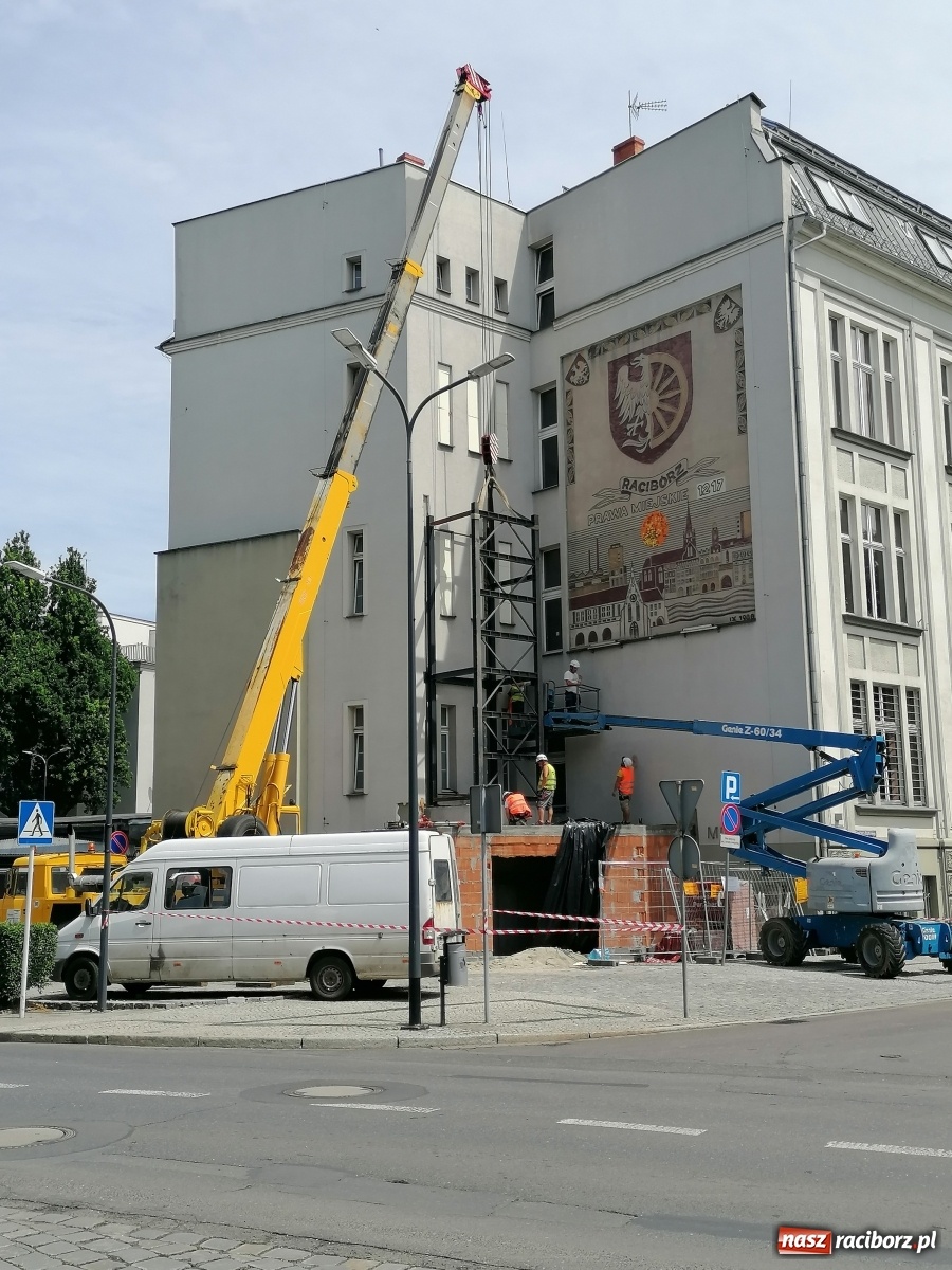 Zdjęcie w galerii na portalu naszraciborz.pl: Magistracka winda bliżej nieba. Dziś montowano ostatni element konstrukcji [FOTO i WIDEO] wiadomości z regionu