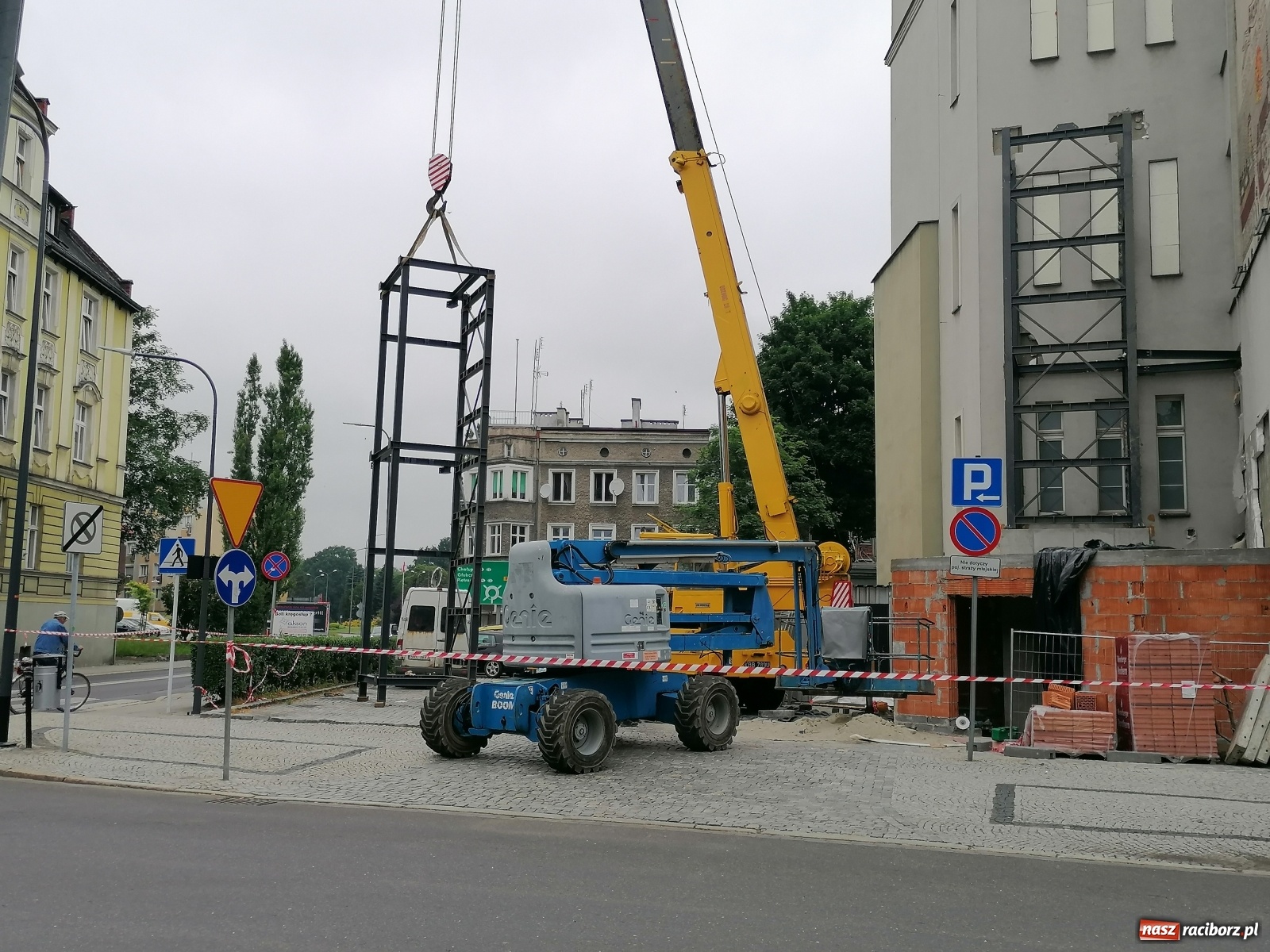 Zdjęcie w galerii na portalu naszraciborz.pl: Magistracka winda bliżej nieba. Dziś montowano ostatni element konstrukcji [FOTO i WIDEO] wiadomości z regionu