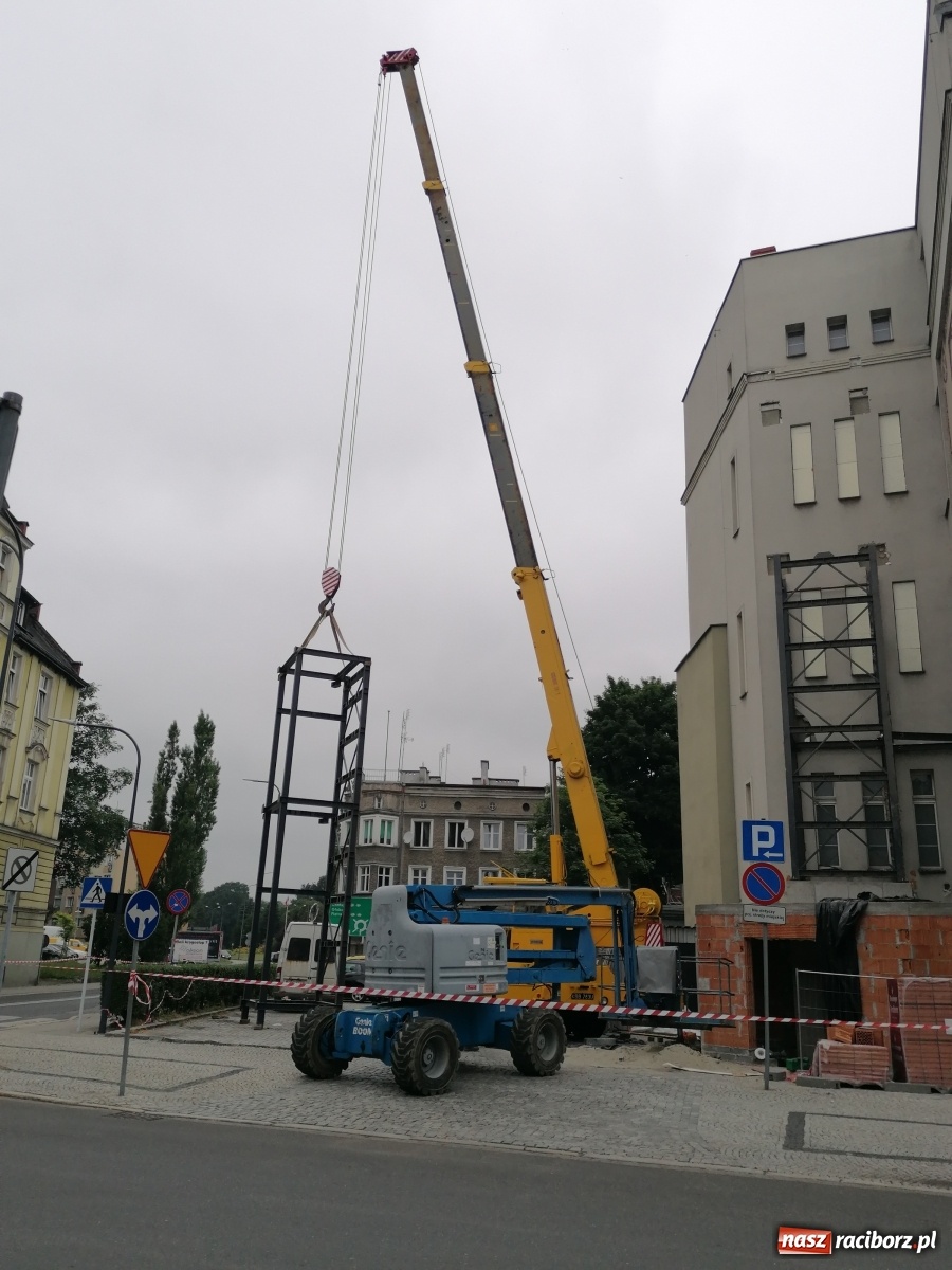 Zdjęcie w galerii na portalu naszraciborz.pl: Magistracka winda bliżej nieba. Dziś montowano ostatni element konstrukcji [FOTO i WIDEO] wiadomości z regionu