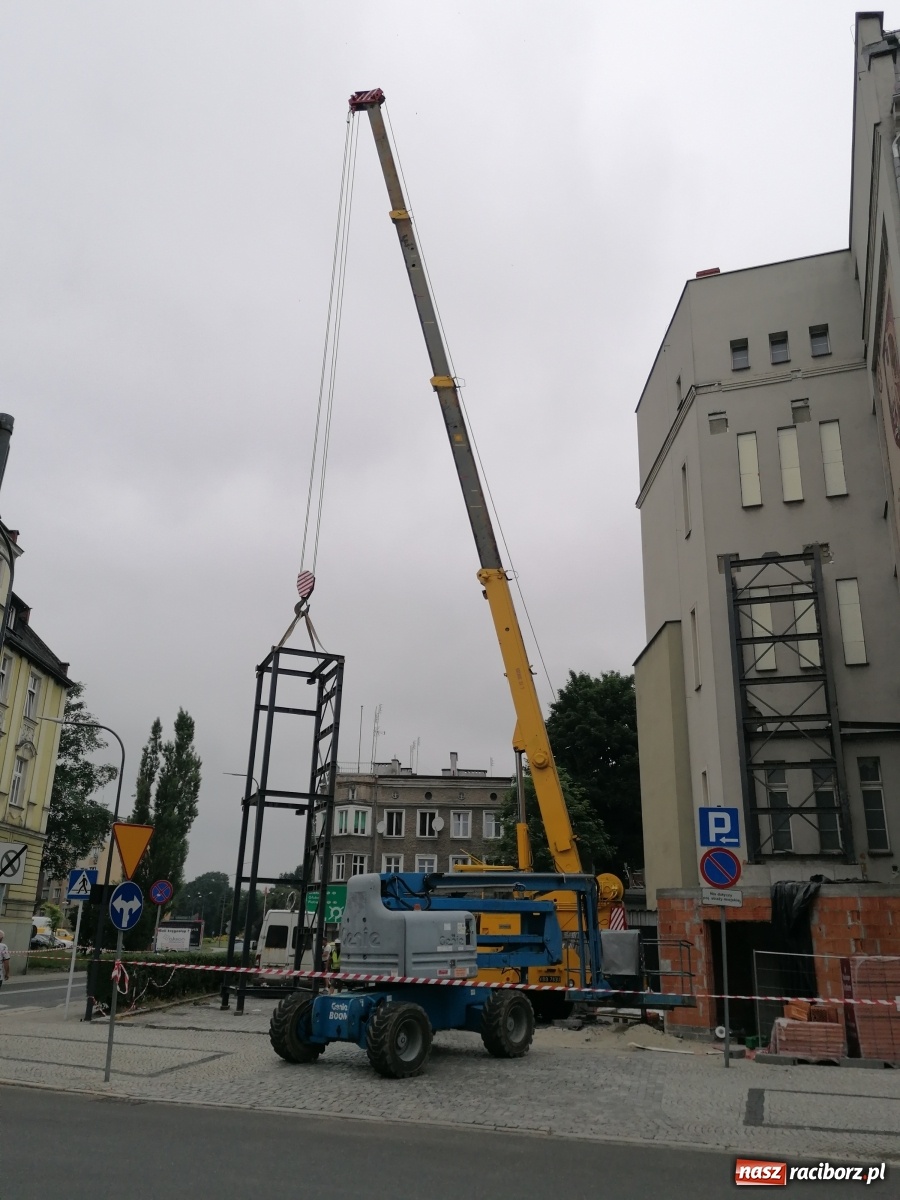 Zdjęcie w galerii na portalu naszraciborz.pl: Magistracka winda bliżej nieba. Dziś montowano ostatni element konstrukcji [FOTO i WIDEO] wiadomości z regionu