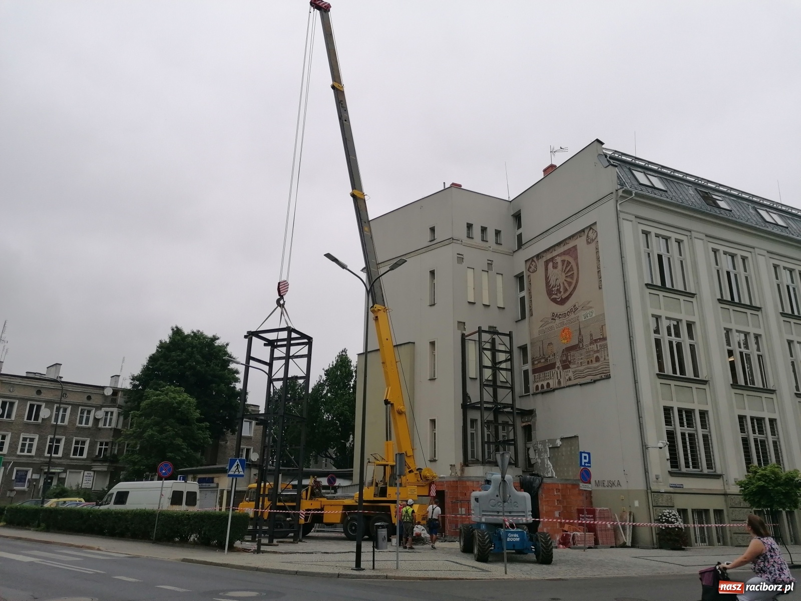Zdjęcie w galerii na portalu naszraciborz.pl: Magistracka winda bliżej nieba. Dziś montowano ostatni element konstrukcji [FOTO i WIDEO] wiadomości z regionu