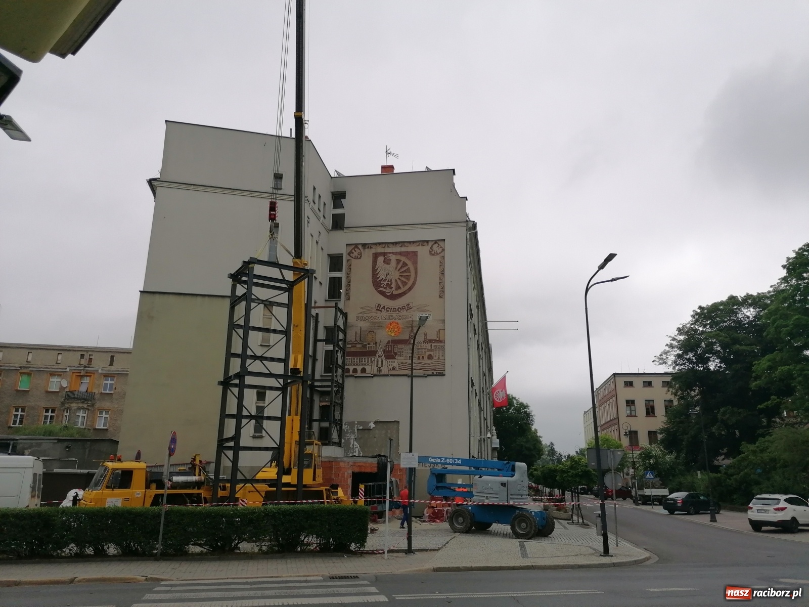 Zdjęcie w galerii na portalu naszraciborz.pl: Magistracka winda bliżej nieba. Dziś montowano ostatni element konstrukcji [FOTO i WIDEO] wiadomości z regionu
