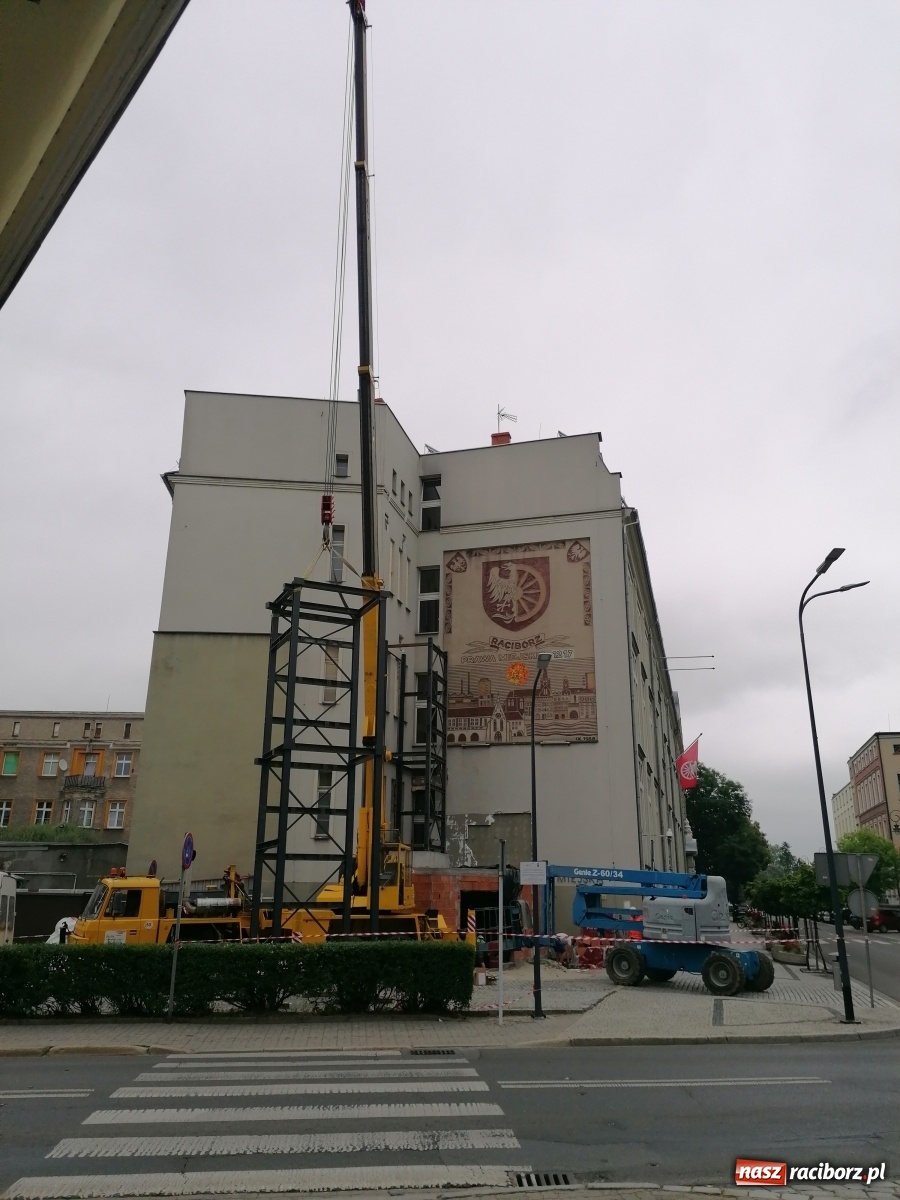 Zdjęcie w galerii na portalu naszraciborz.pl: Magistracka winda bliżej nieba. Dziś montowano ostatni element konstrukcji [FOTO i WIDEO] wiadomości z regionu