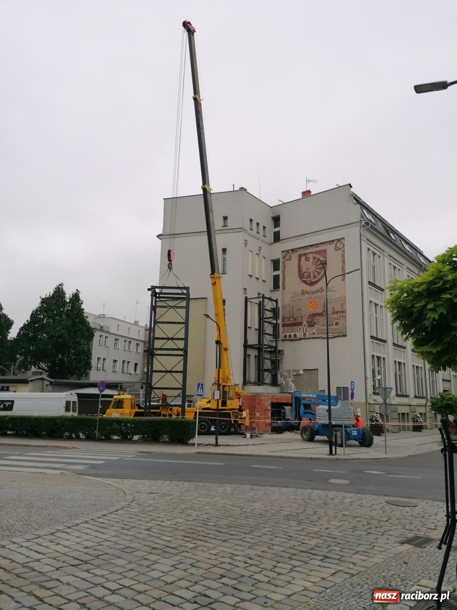 Zdjęcie w galerii na portalu naszraciborz.pl: Magistracka winda bliżej nieba. Dziś montowano ostatni element konstrukcji [FOTO i WIDEO] wiadomości z regionu