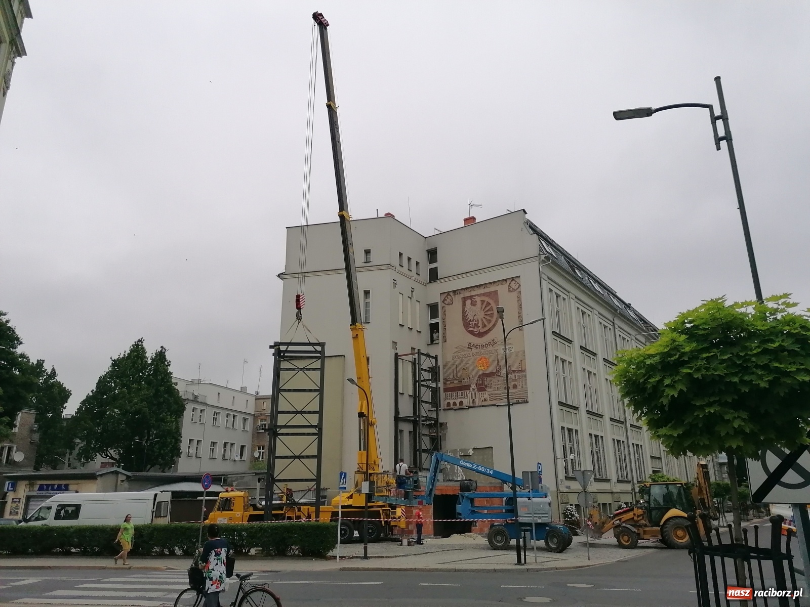 Zdjęcie w galerii na portalu naszraciborz.pl: Magistracka winda bliżej nieba. Dziś montowano ostatni element konstrukcji [FOTO i WIDEO] wiadomości z regionu