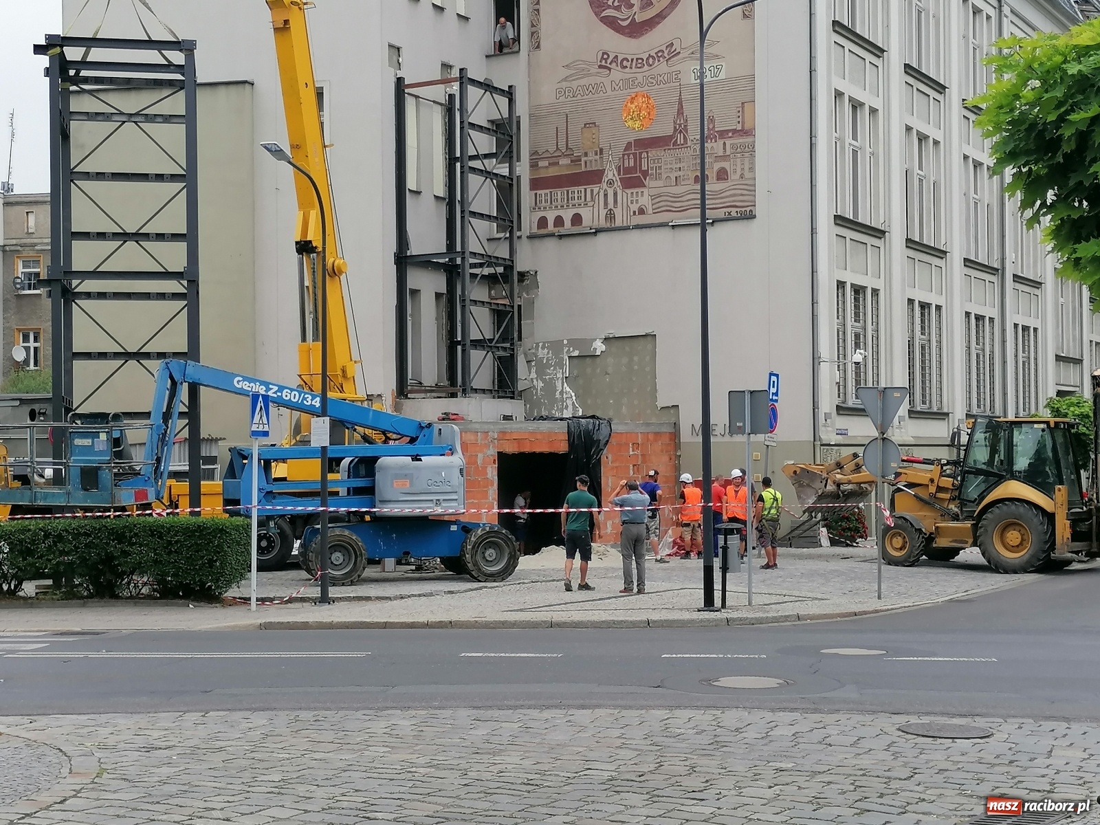 Zdjęcie w galerii na portalu naszraciborz.pl: Magistracka winda bliżej nieba. Dziś montowano ostatni element konstrukcji [FOTO i WIDEO] wiadomości z regionu