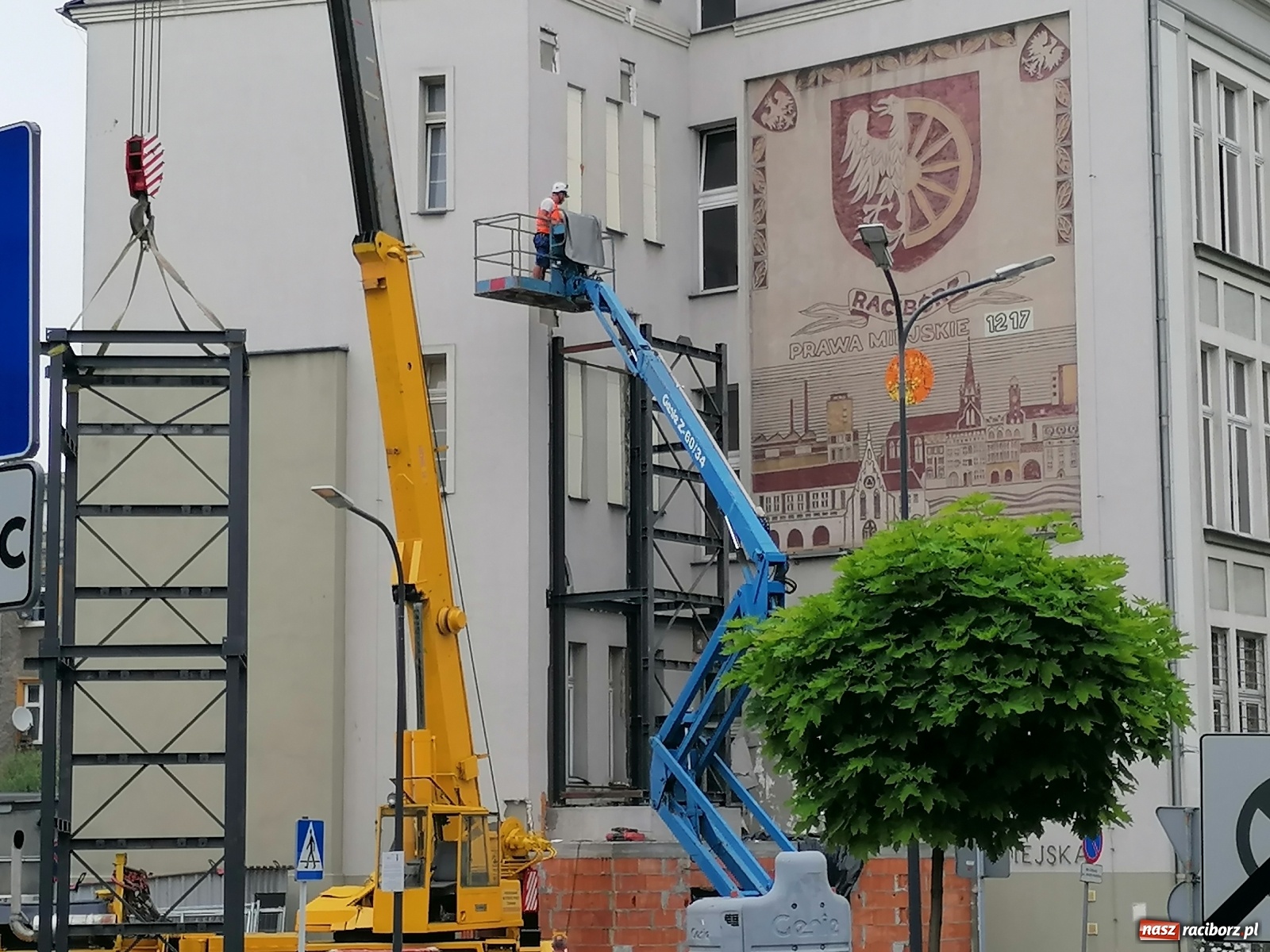 Zdjęcie w galerii na portalu naszraciborz.pl: Magistracka winda bliżej nieba. Dziś montowano ostatni element konstrukcji [FOTO i WIDEO] wiadomości z regionu