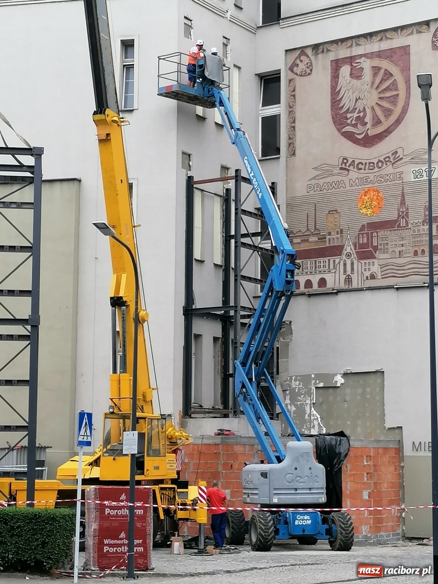 Zdjęcie w galerii na portalu naszraciborz.pl: Magistracka winda bliżej nieba. Dziś montowano ostatni element konstrukcji [FOTO i WIDEO] wiadomości z regionu