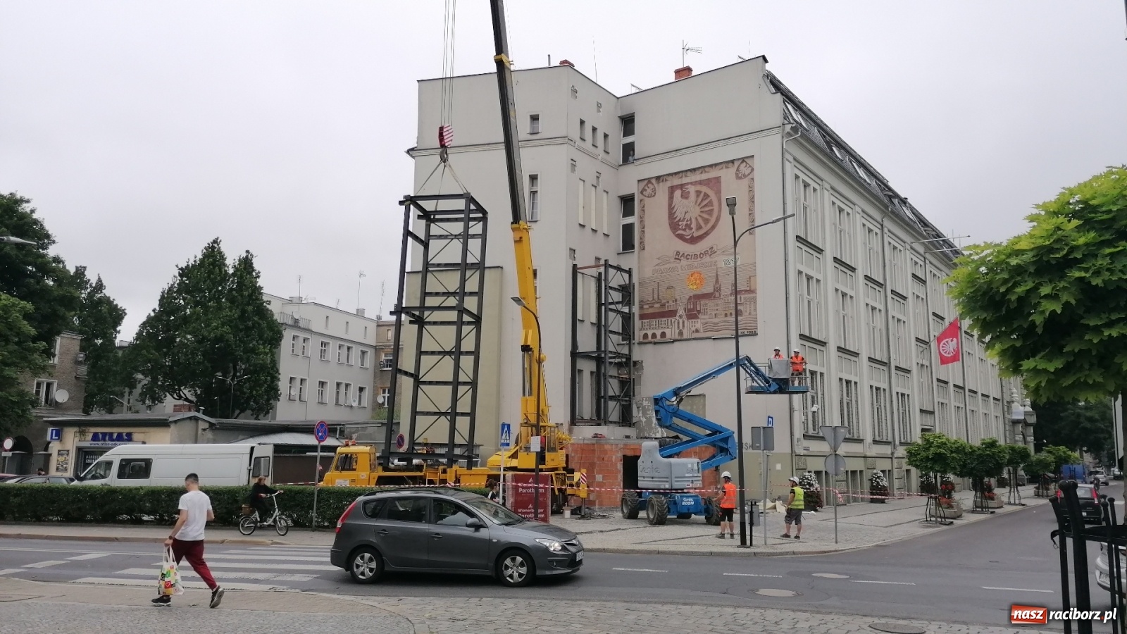 Zdjęcie w galerii na portalu naszraciborz.pl: Magistracka winda bliżej nieba. Dziś montowano ostatni element konstrukcji [FOTO i WIDEO] wiadomości z regionu