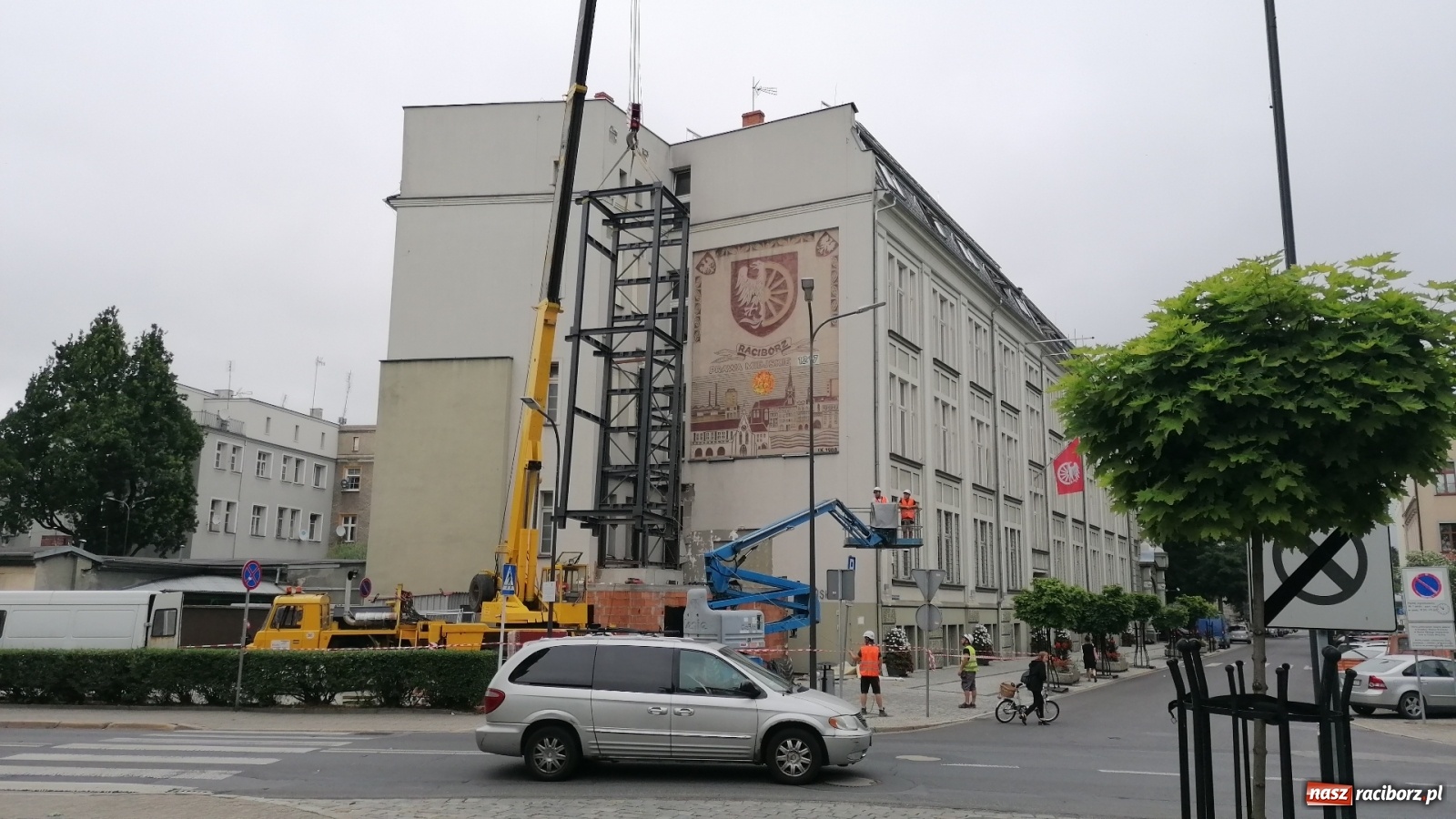 Zdjęcie w galerii na portalu naszraciborz.pl: Magistracka winda bliżej nieba. Dziś montowano ostatni element konstrukcji [FOTO i WIDEO] wiadomości z regionu