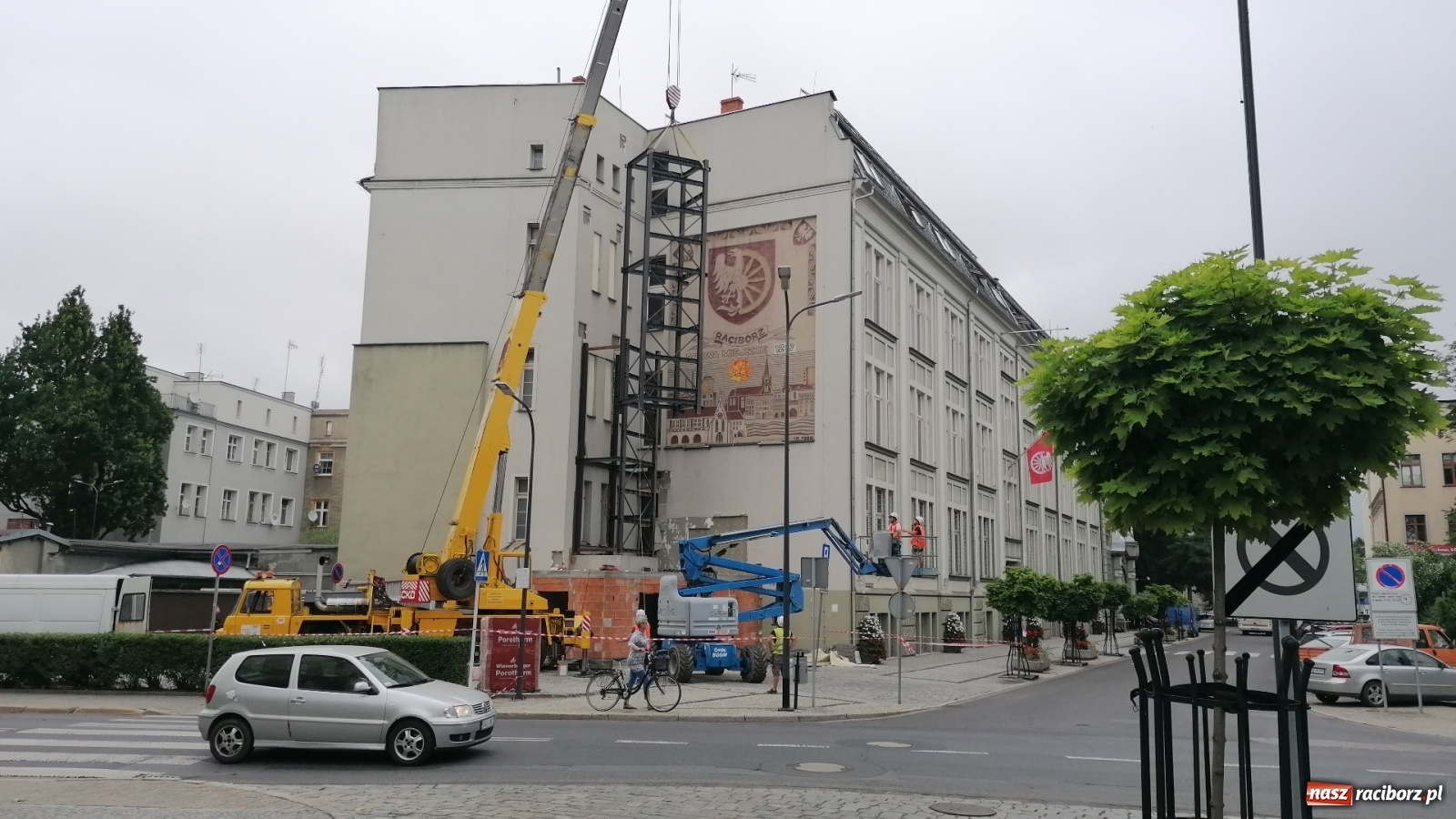 Zdjęcie w galerii na portalu naszraciborz.pl: Magistracka winda bliżej nieba. Dziś montowano ostatni element konstrukcji [FOTO i WIDEO] wiadomości z regionu