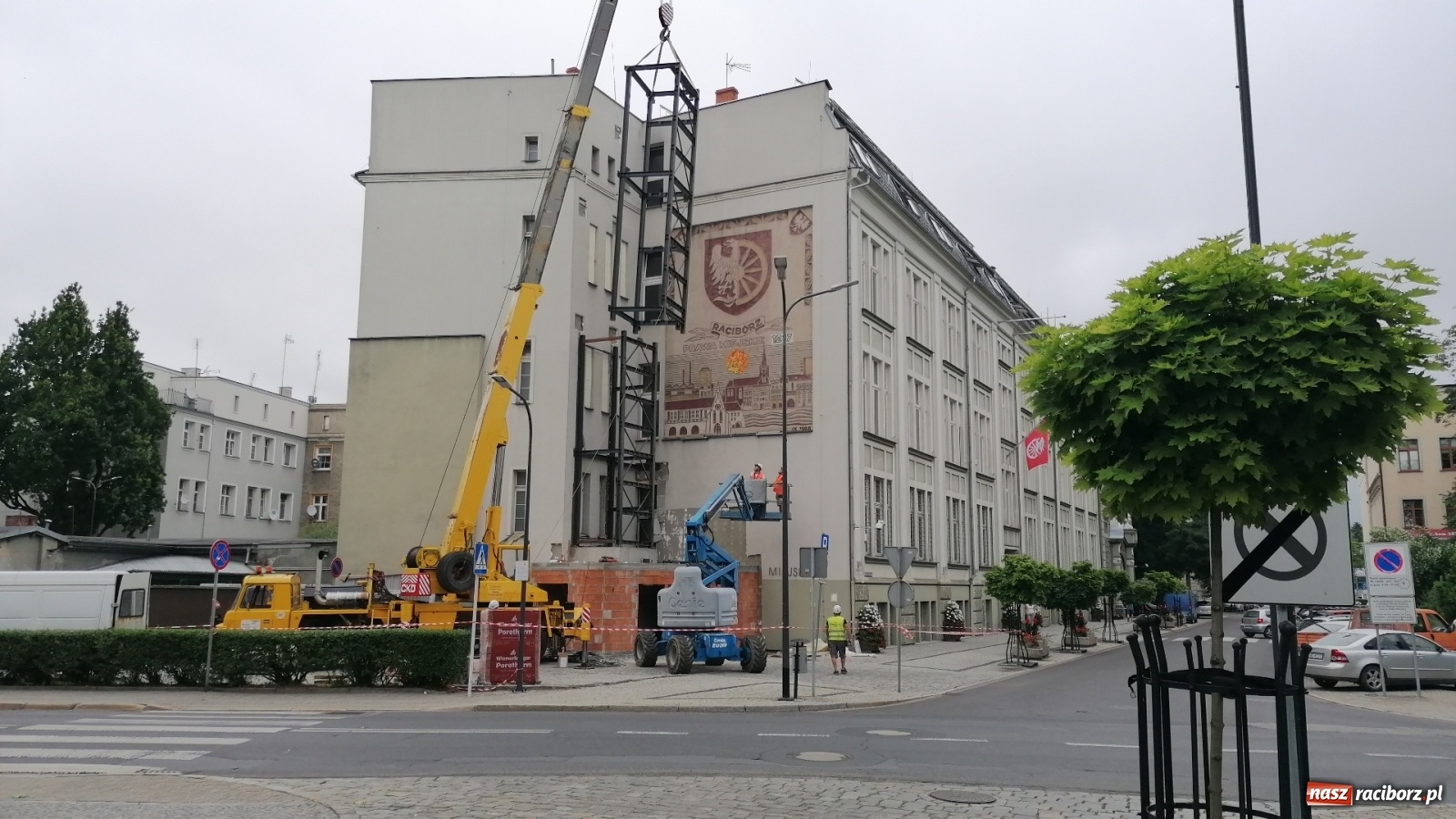 Zdjęcie w galerii na portalu naszraciborz.pl: Magistracka winda bliżej nieba. Dziś montowano ostatni element konstrukcji [FOTO i WIDEO] wiadomości z regionu