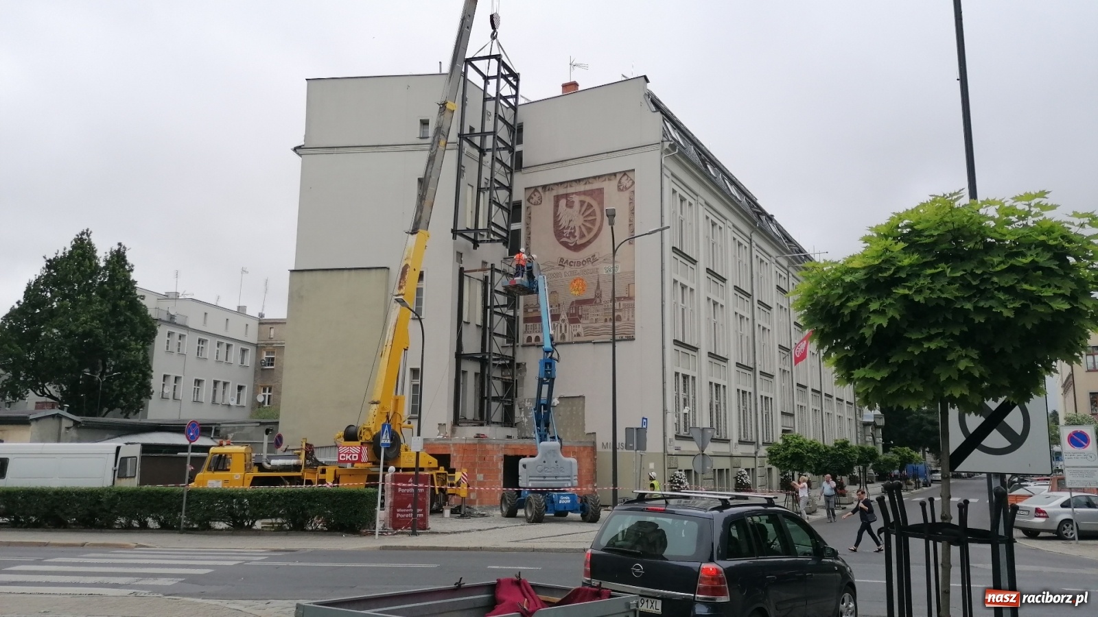 Zdjęcie w galerii na portalu naszraciborz.pl: Magistracka winda bliżej nieba. Dziś montowano ostatni element konstrukcji [FOTO i WIDEO] wiadomości z regionu