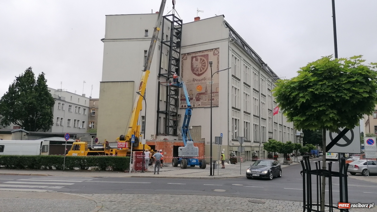 Zdjęcie w galerii na portalu naszraciborz.pl: Magistracka winda bliżej nieba. Dziś montowano ostatni element konstrukcji [FOTO i WIDEO] wiadomości z regionu
