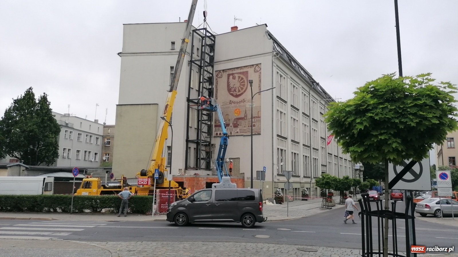 Zdjęcie w galerii na portalu naszraciborz.pl: Magistracka winda bliżej nieba. Dziś montowano ostatni element konstrukcji [FOTO i WIDEO] wiadomości z regionu