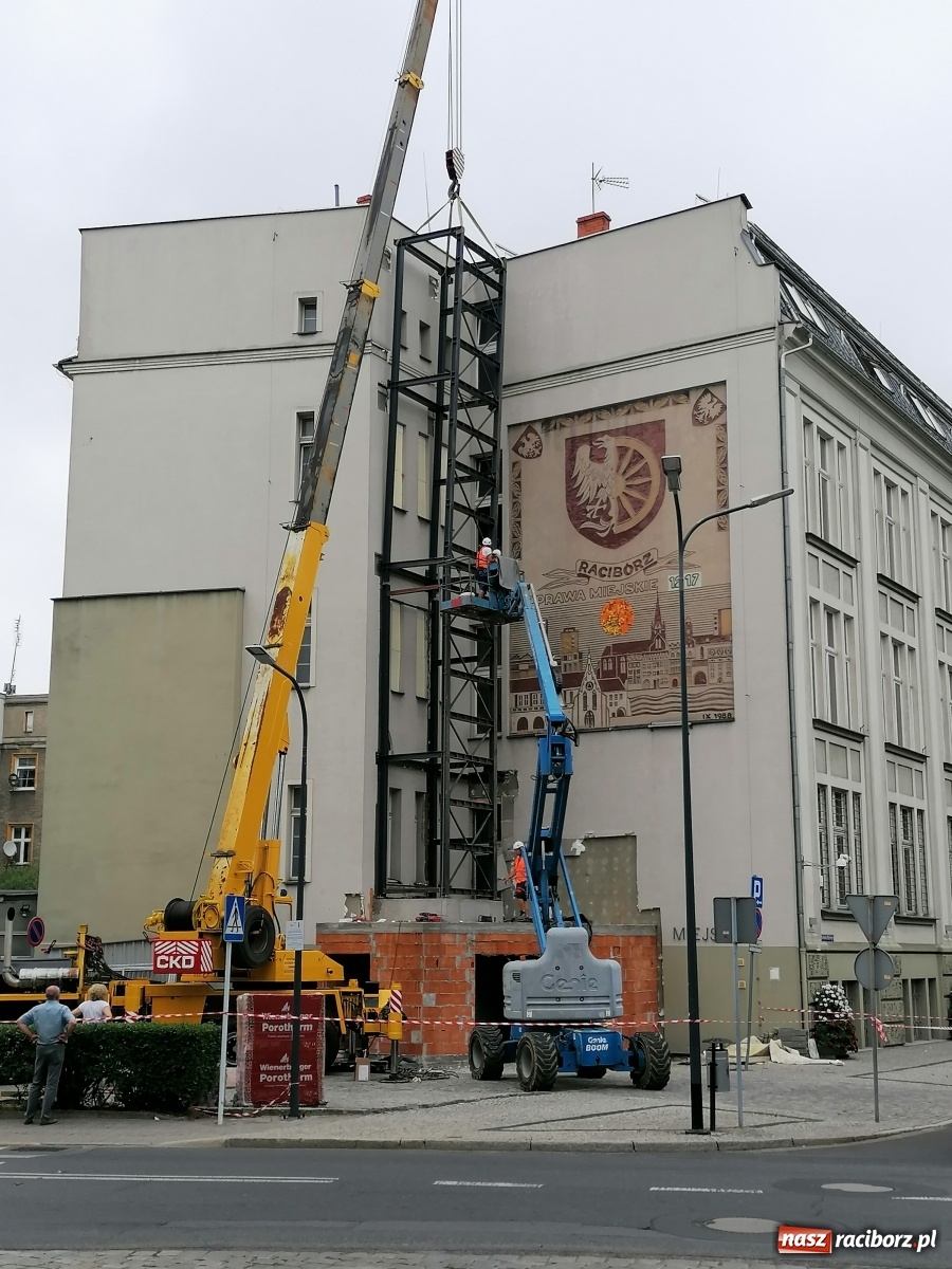 Zdjęcie w galerii na portalu naszraciborz.pl: Magistracka winda bliżej nieba. Dziś montowano ostatni element konstrukcji [FOTO i WIDEO] wiadomości z regionu