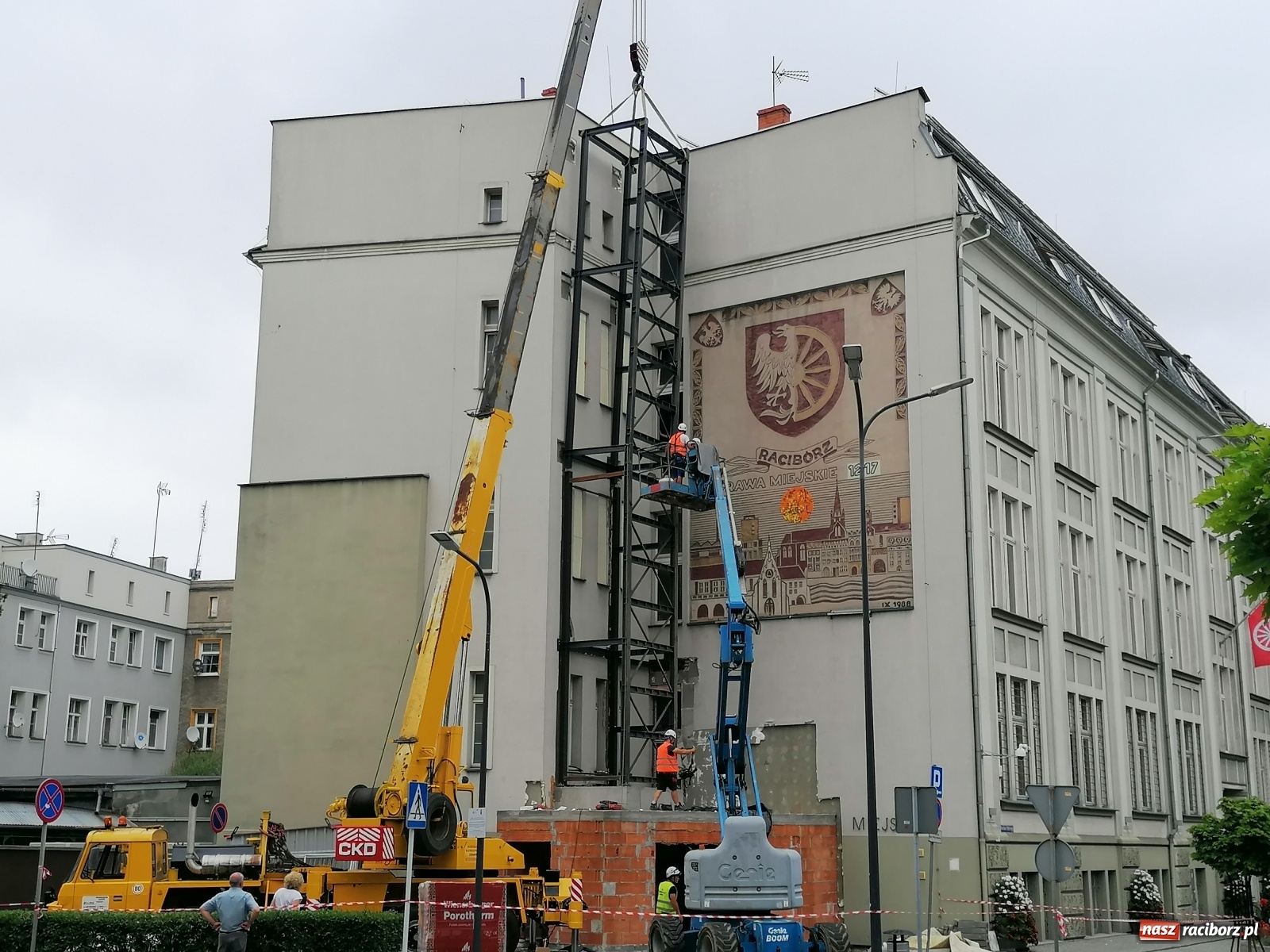 Zdjęcie w galerii na portalu naszraciborz.pl: Magistracka winda bliżej nieba. Dziś montowano ostatni element konstrukcji [FOTO i WIDEO] wiadomości z regionu