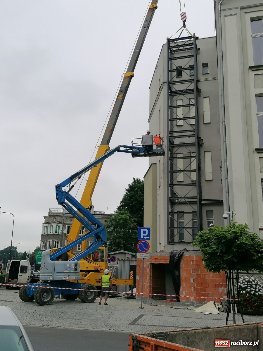 Zdjęcie w galerii na portalu naszraciborz.pl: Magistracka winda bliżej nieba. Dziś montowano ostatni element konstrukcji [FOTO i WIDEO] wiadomości z regionu