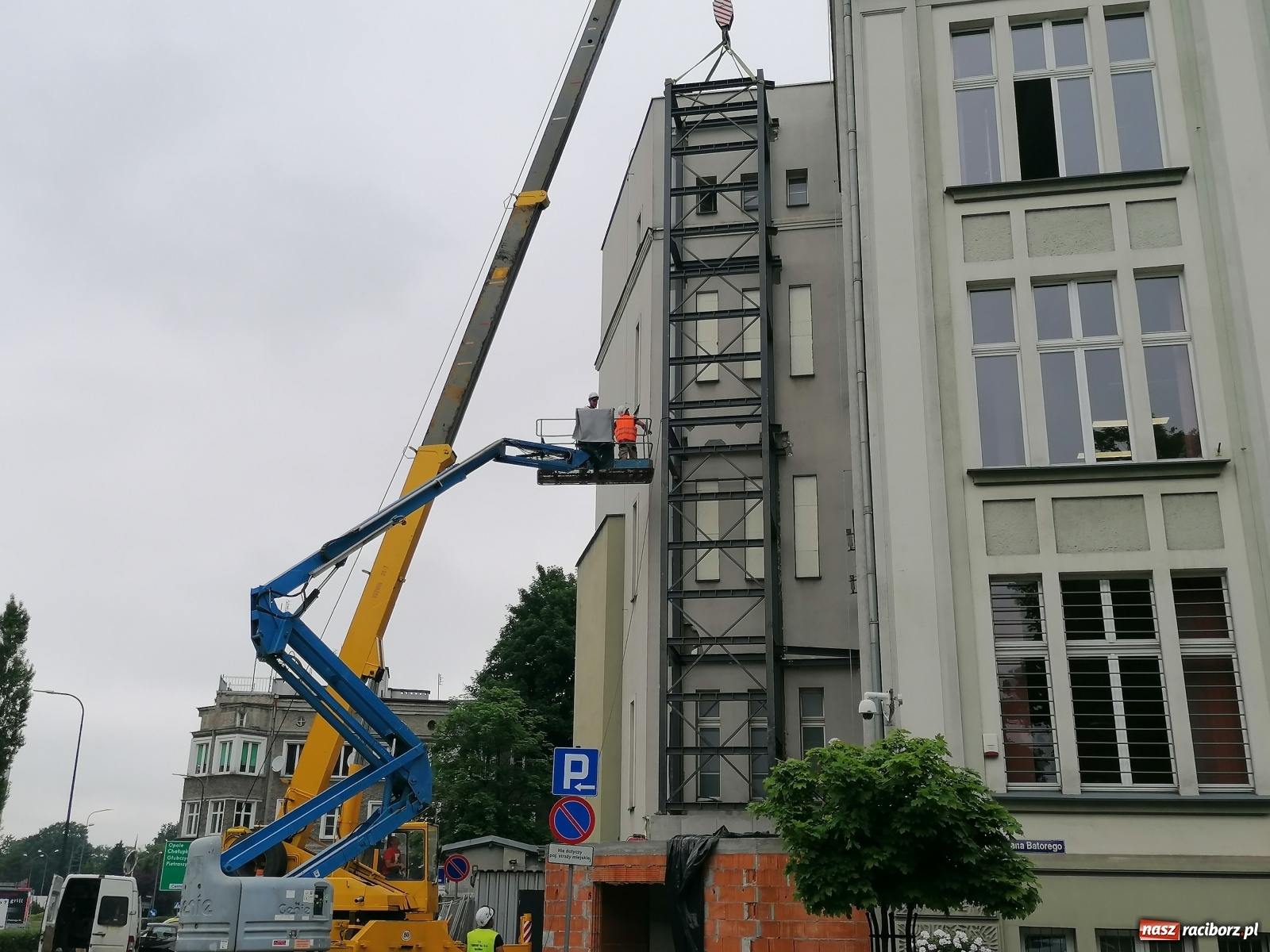 Zdjęcie w galerii na portalu naszraciborz.pl: Magistracka winda bliżej nieba. Dziś montowano ostatni element konstrukcji [FOTO i WIDEO] wiadomości z regionu