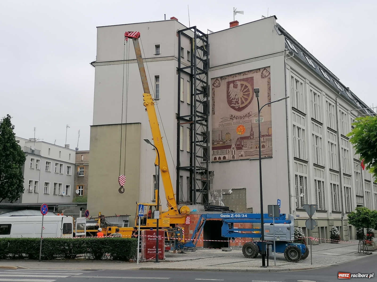 Zdjęcie w galerii na portalu naszraciborz.pl: Magistracka winda bliżej nieba. Dziś montowano ostatni element konstrukcji [FOTO i WIDEO] wiadomości z regionu