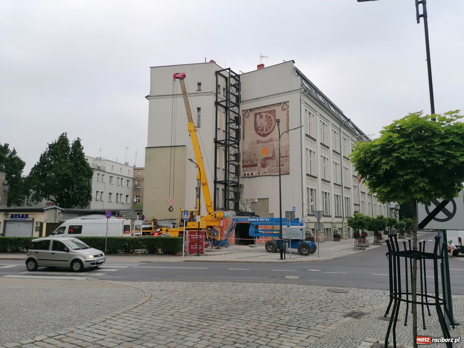 Zdjęcie w galerii na portalu naszraciborz.pl: Magistracka winda bliżej nieba. Dziś montowano ostatni element konstrukcji [FOTO i WIDEO] wiadomości z regionu