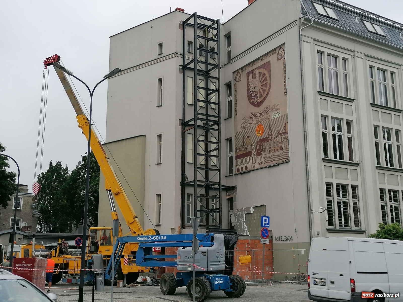 Zdjęcie w galerii na portalu naszraciborz.pl: Magistracka winda bliżej nieba. Dziś montowano ostatni element konstrukcji [FOTO i WIDEO] wiadomości z regionu