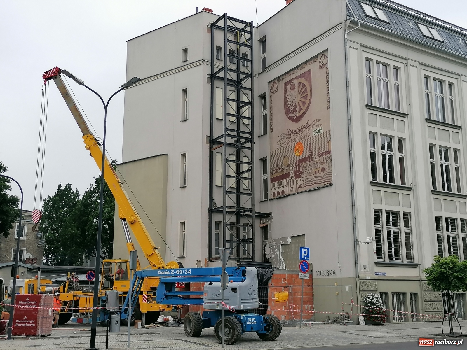Zdjęcie w galerii na portalu naszraciborz.pl: Magistracka winda bliżej nieba. Dziś montowano ostatni element konstrukcji [FOTO i WIDEO] wiadomości z regionu