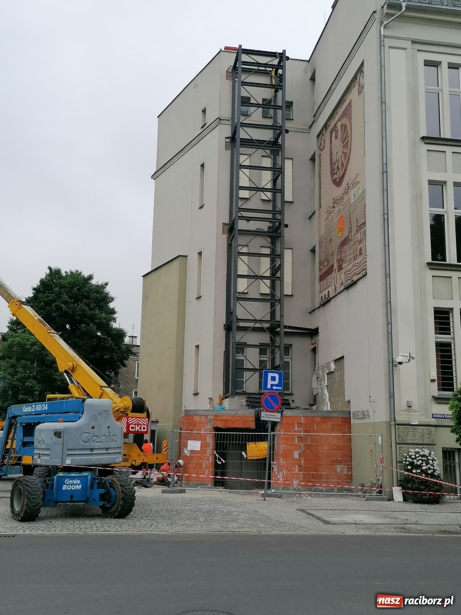Zdjęcie w galerii na portalu naszraciborz.pl: Magistracka winda bliżej nieba. Dziś montowano ostatni element konstrukcji [FOTO i WIDEO] wiadomości z regionu