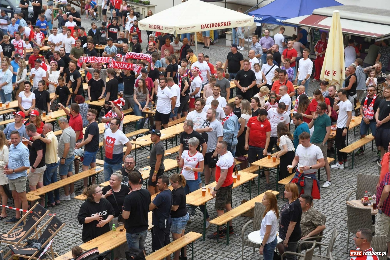 Zdjęcie w galerii na portalu naszraciborz.pl: Polska-Szwecja. Piłkarski rollercoaster w raciborskich strefach kibica wiadomości z regionu