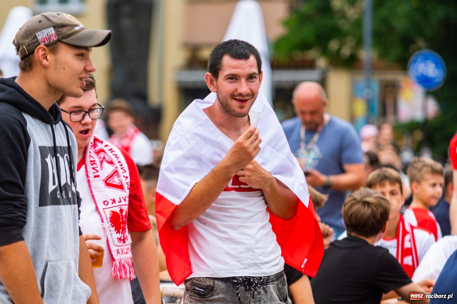 Zdjęcie w galerii na portalu naszraciborz.pl: Polska-Szwecja. Piłkarski rollercoaster w raciborskich strefach kibica wiadomości z regionu