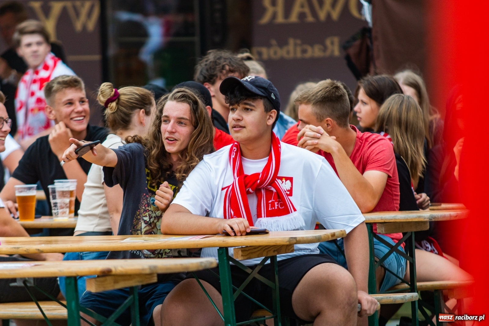 Zdjęcie w galerii na portalu naszraciborz.pl: Polska-Szwecja. Piłkarski rollercoaster w raciborskich strefach kibica wiadomości z regionu