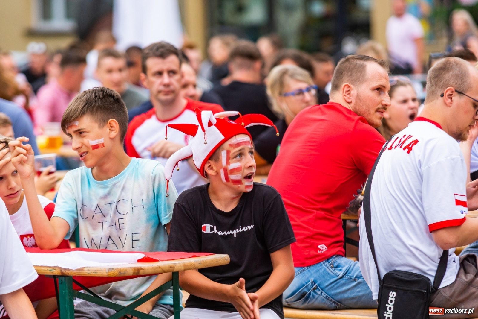 Zdjęcie w galerii na portalu naszraciborz.pl: Polska-Szwecja. Piłkarski rollercoaster w raciborskich strefach kibica wiadomości z regionu