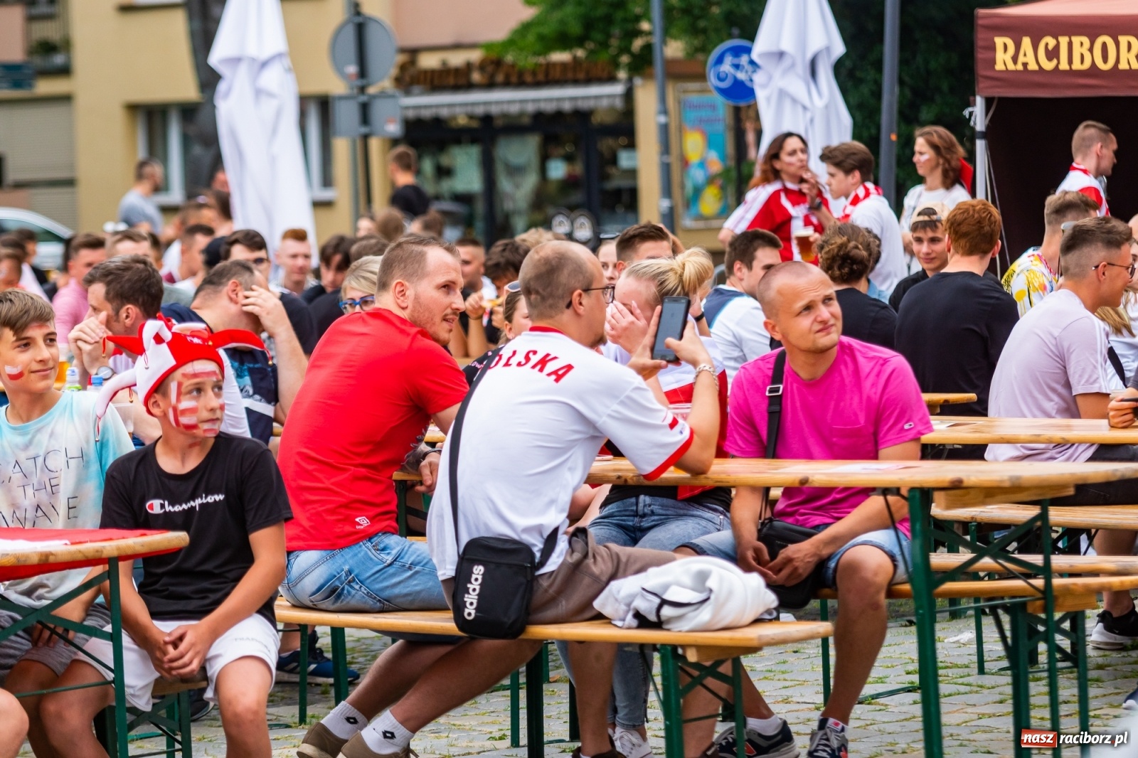 Zdjęcie w galerii na portalu naszraciborz.pl: Polska-Szwecja. Piłkarski rollercoaster w raciborskich strefach kibica wiadomości z regionu