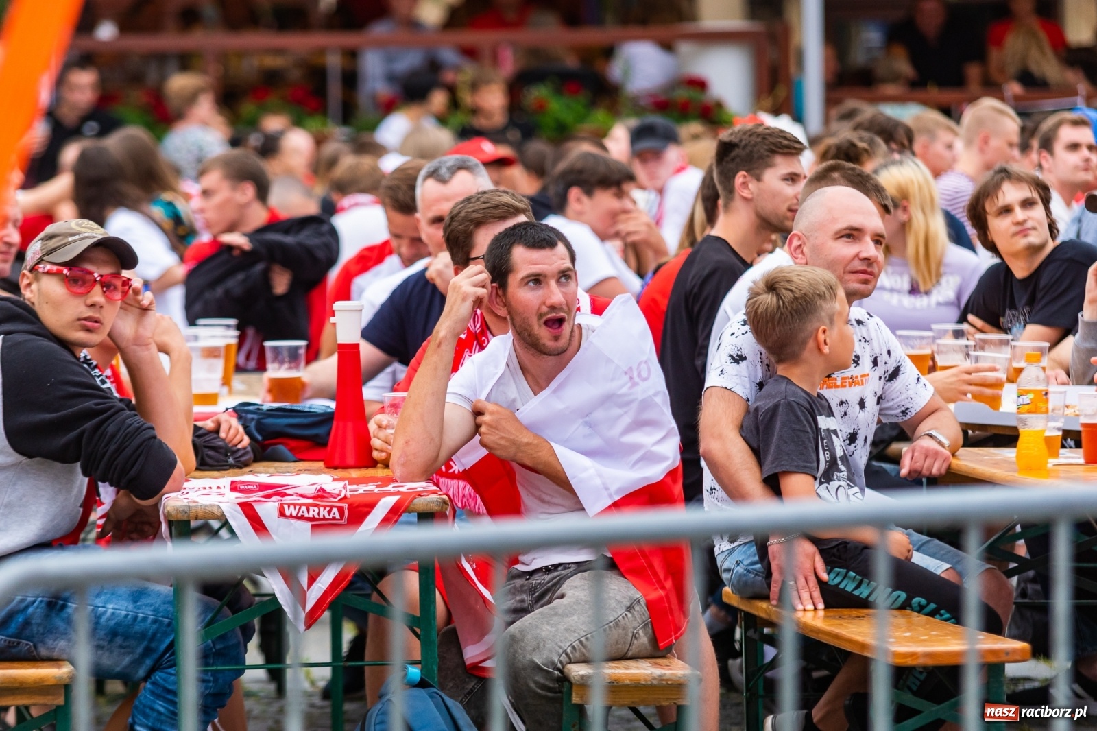 Zdjęcie w galerii na portalu naszraciborz.pl: Polska-Szwecja. Piłkarski rollercoaster w raciborskich strefach kibica wiadomości z regionu