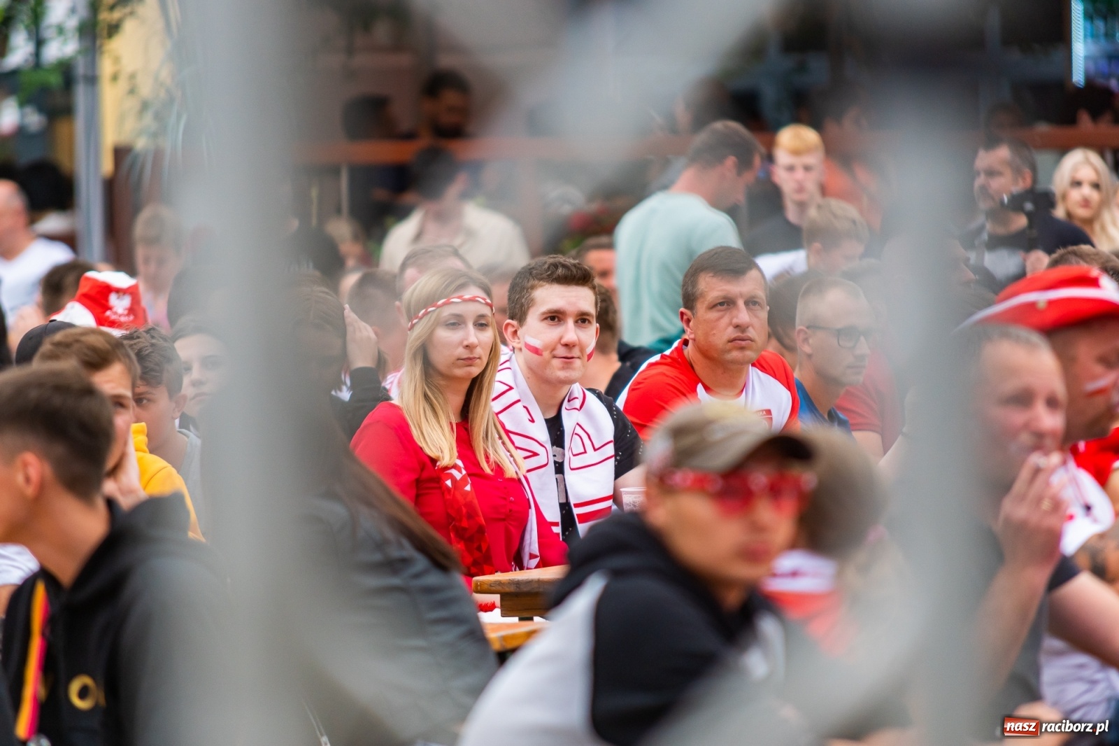 Zdjęcie w galerii na portalu naszraciborz.pl: Polska-Szwecja. Piłkarski rollercoaster w raciborskich strefach kibica wiadomości z regionu